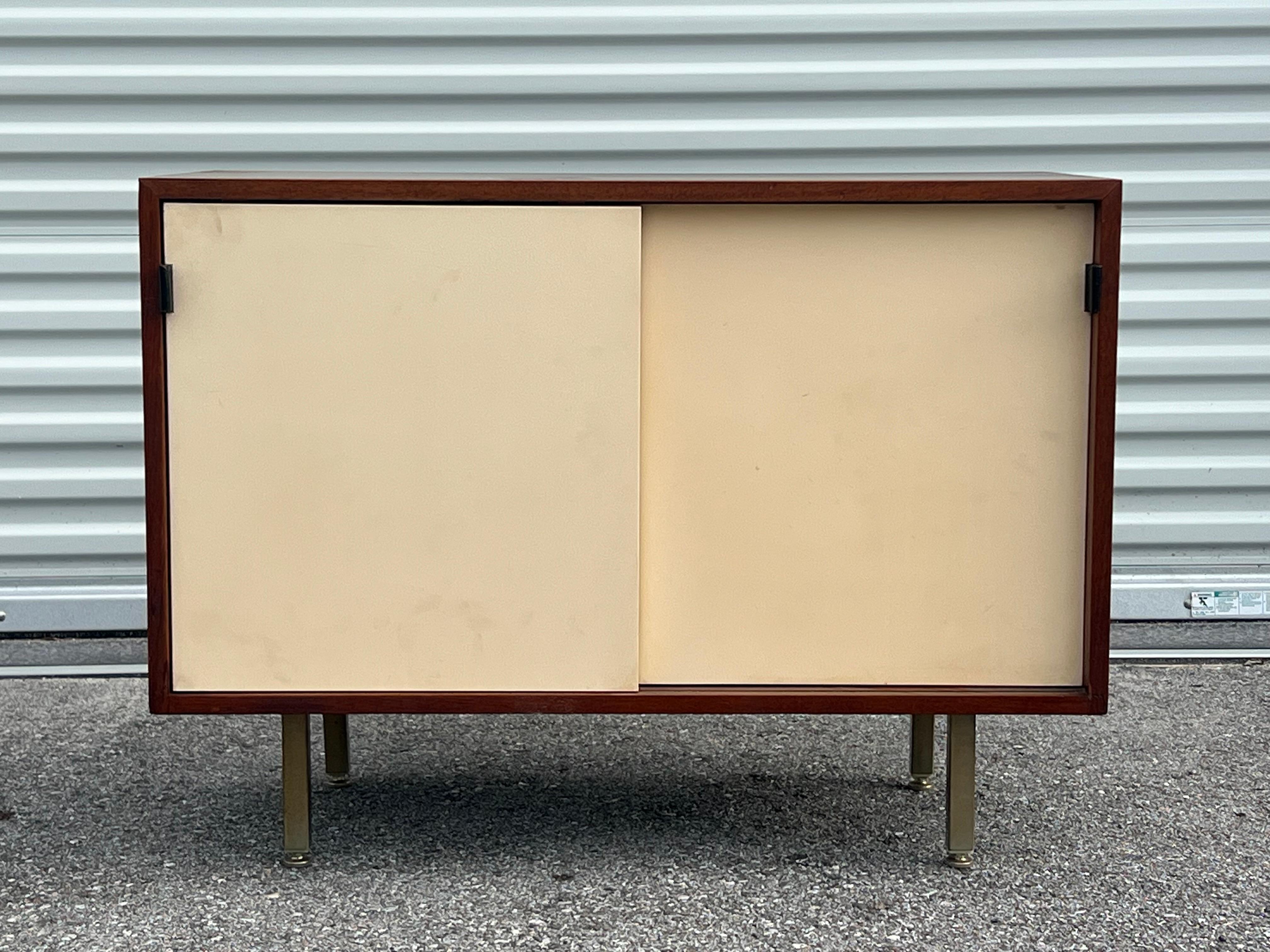 Pequeña Credenza Clásica Knoll en Nogal y Crema Ca' 1950's Estadounidense en venta
