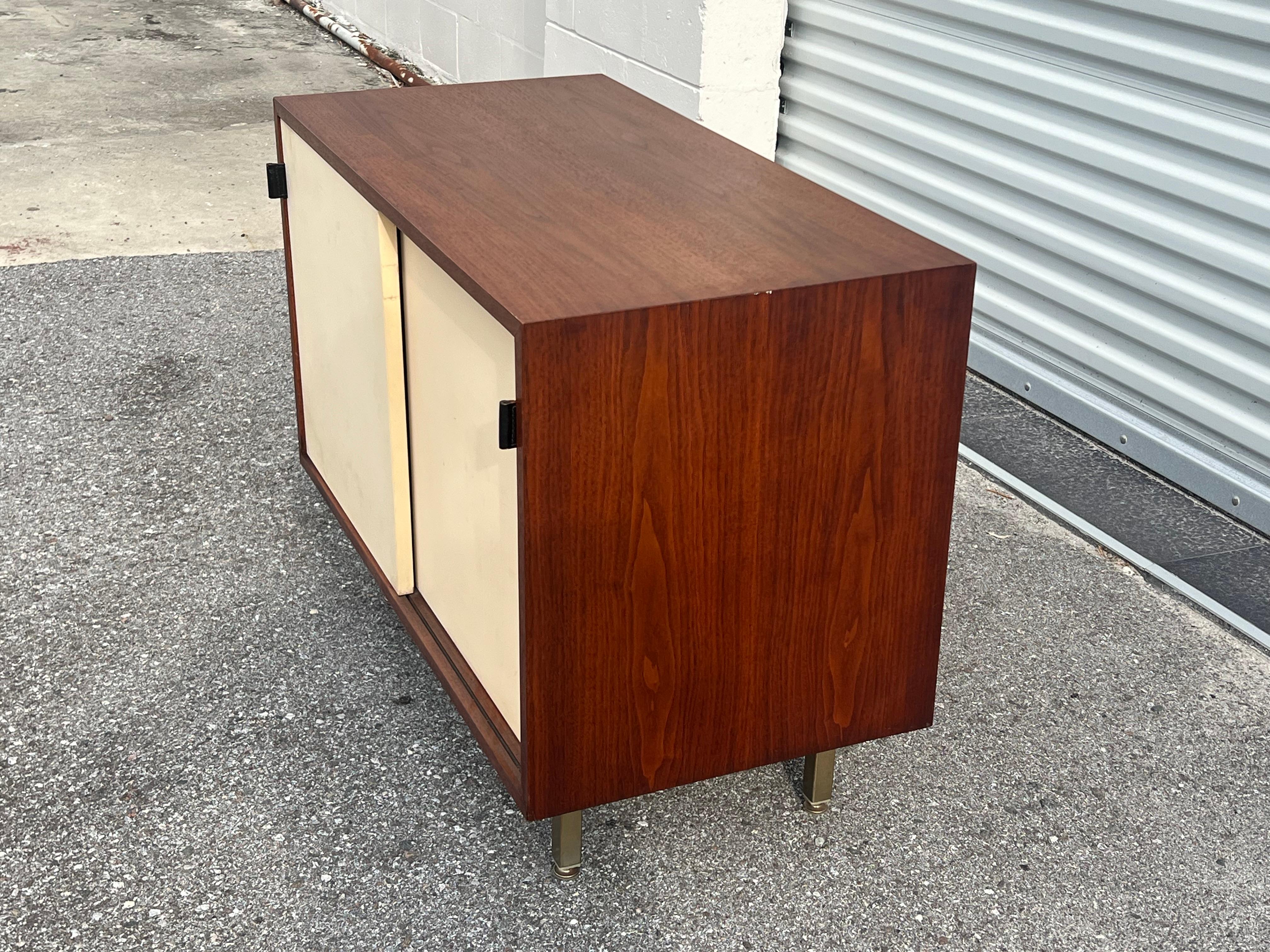 Pequeña Credenza Clásica Knoll en Nogal y Crema Ca' 1950's mediados del siglo XX en venta