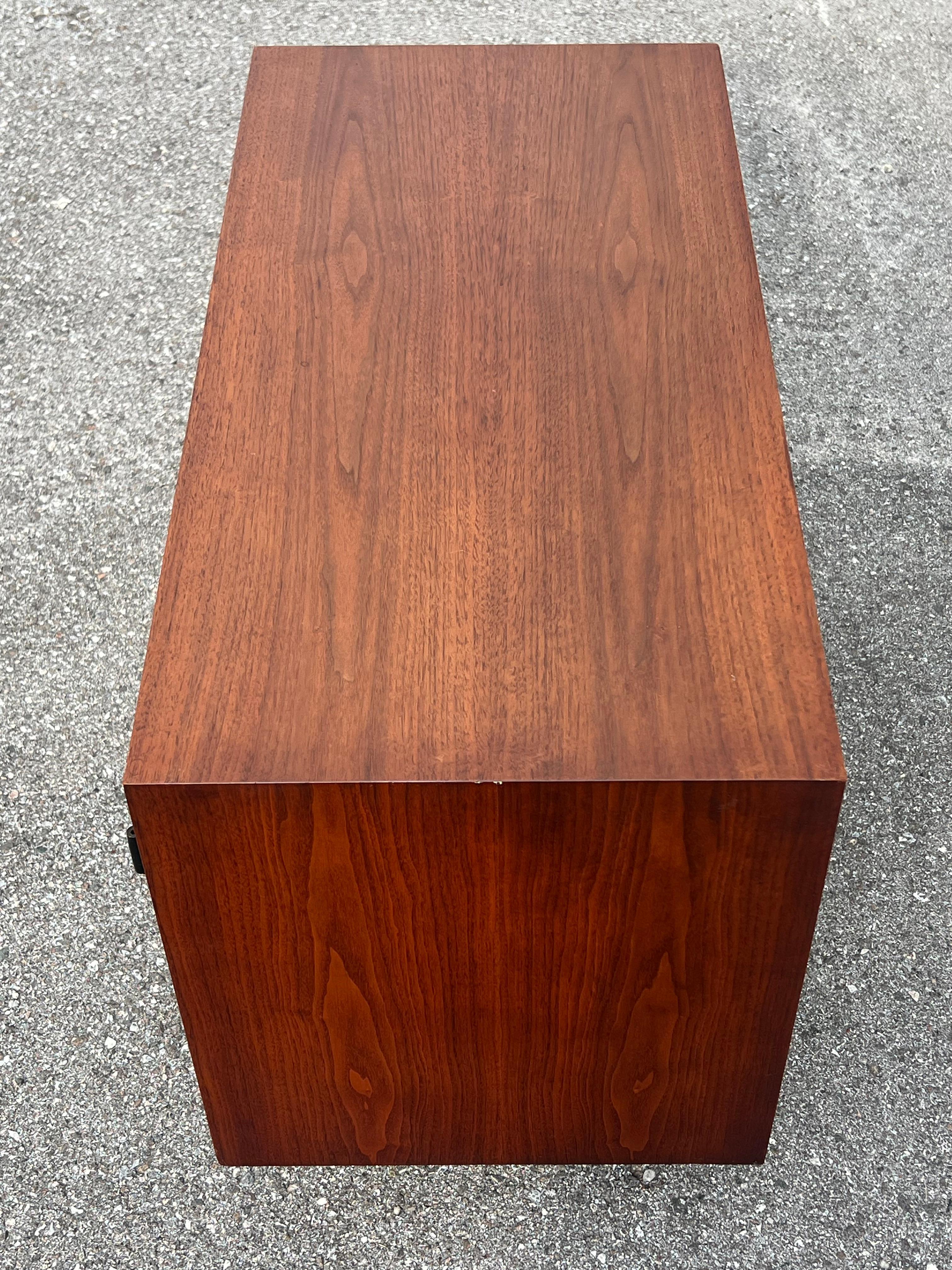 Pequeña Credenza Clásica Knoll en Nogal y Crema Ca' 1950's Madera en venta