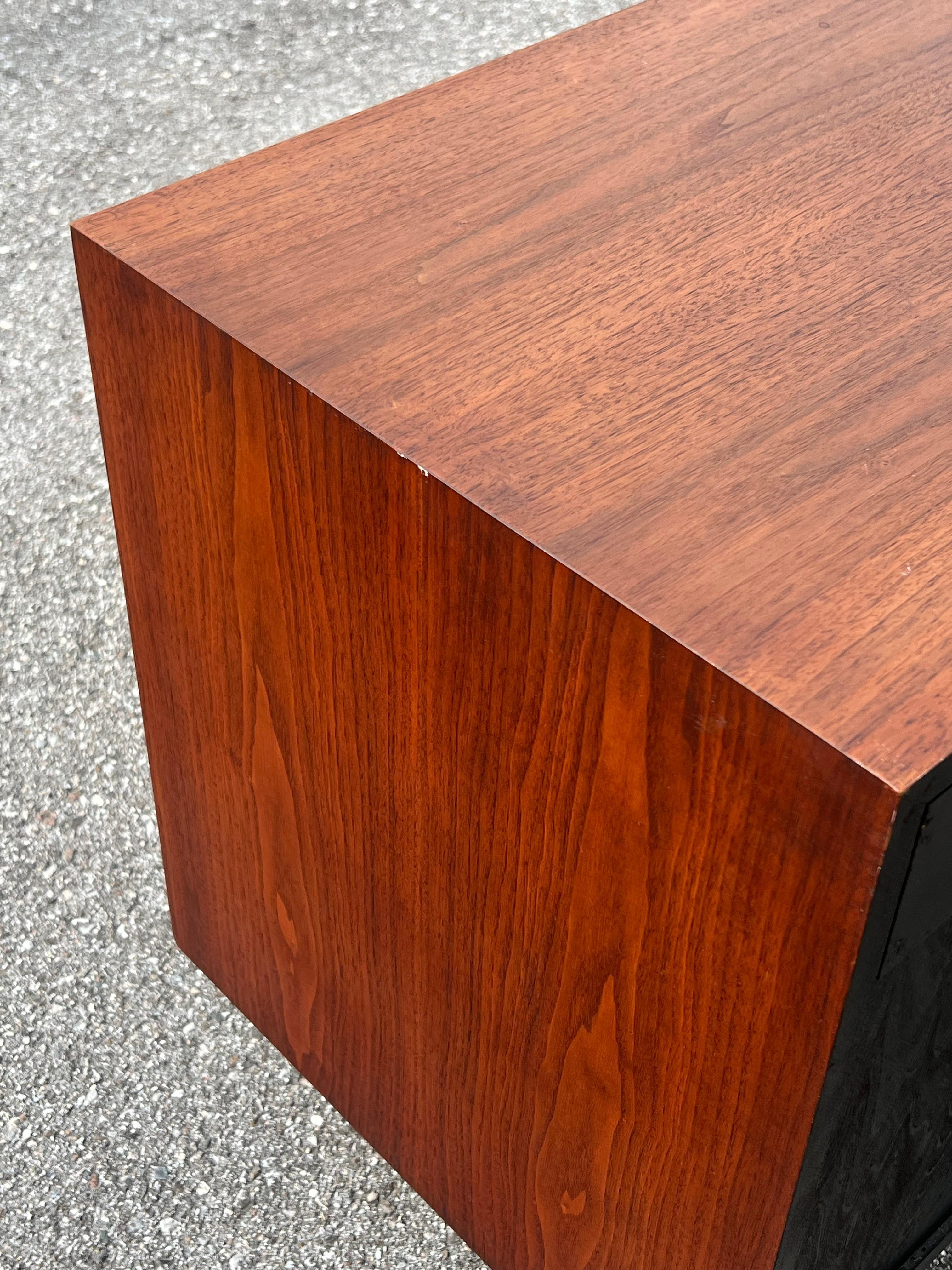 Pequeña Credenza Clásica Knoll en Nogal y Crema Ca' 1950's en venta 1