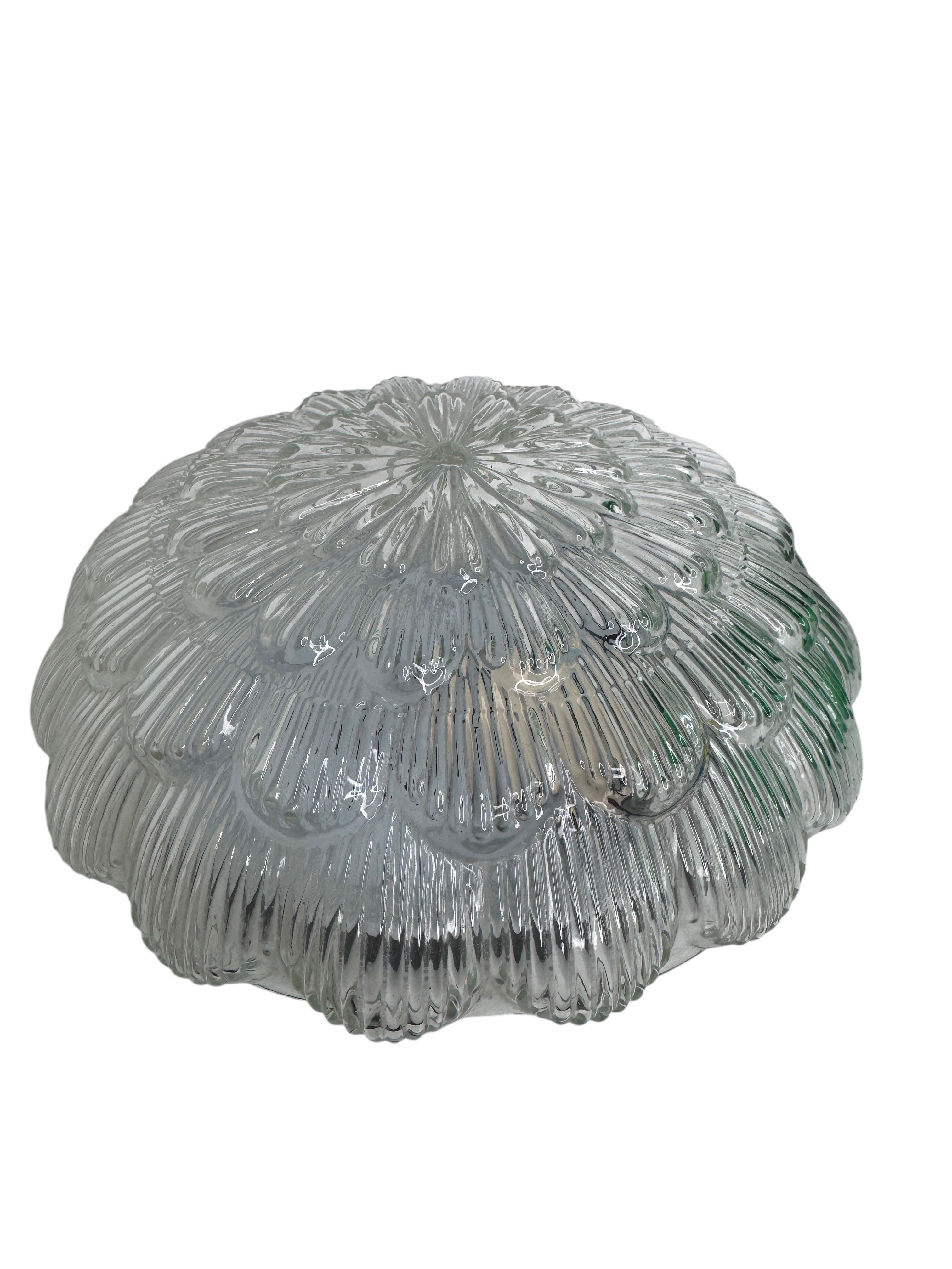 Una hermosa montura empotrada de Massive Leuchten, Alemania. Precioso empotrable de cristal texturado con aplique metálico. La luminaria requiere una bombilla europea E27 Edison o mediana de hasta 60 vatios. Un bonito complemento para cualquier