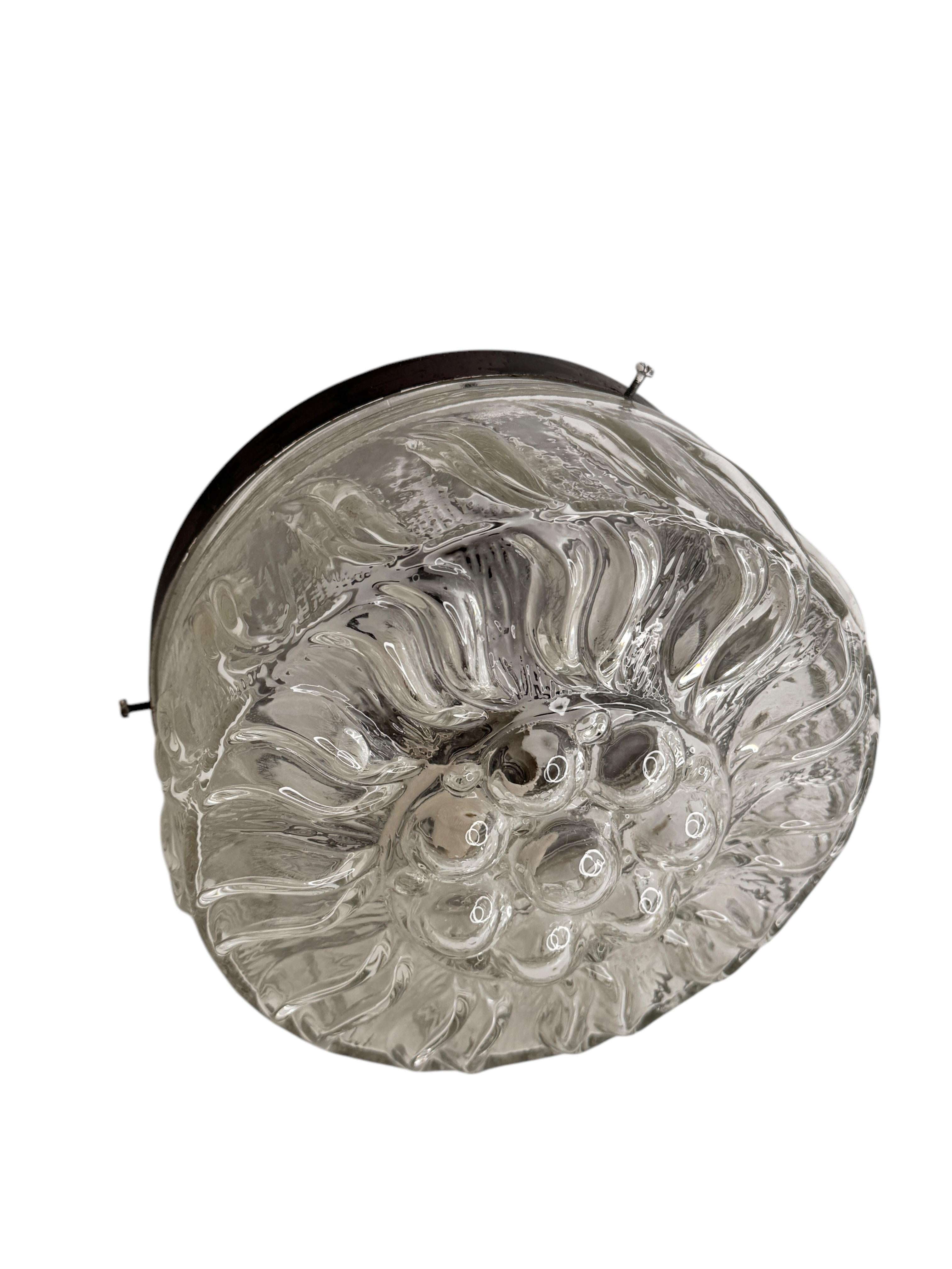 Autrichien Petit plafonnier circulaire en verre transparent à motif de tournesol, 1970 en vente