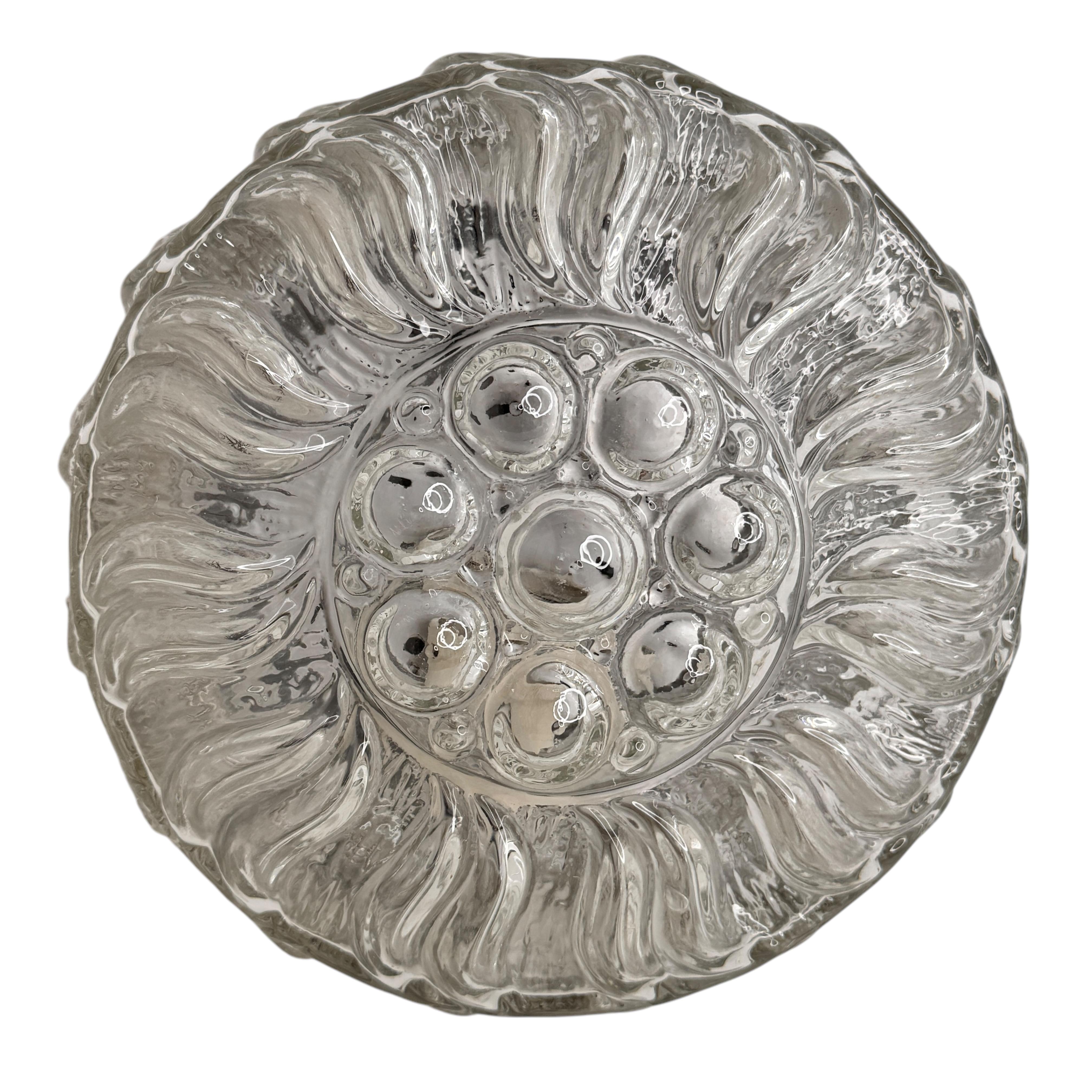Fin du 20e siècle Petit plafonnier circulaire en verre transparent à motif de tournesol, 1970 en vente