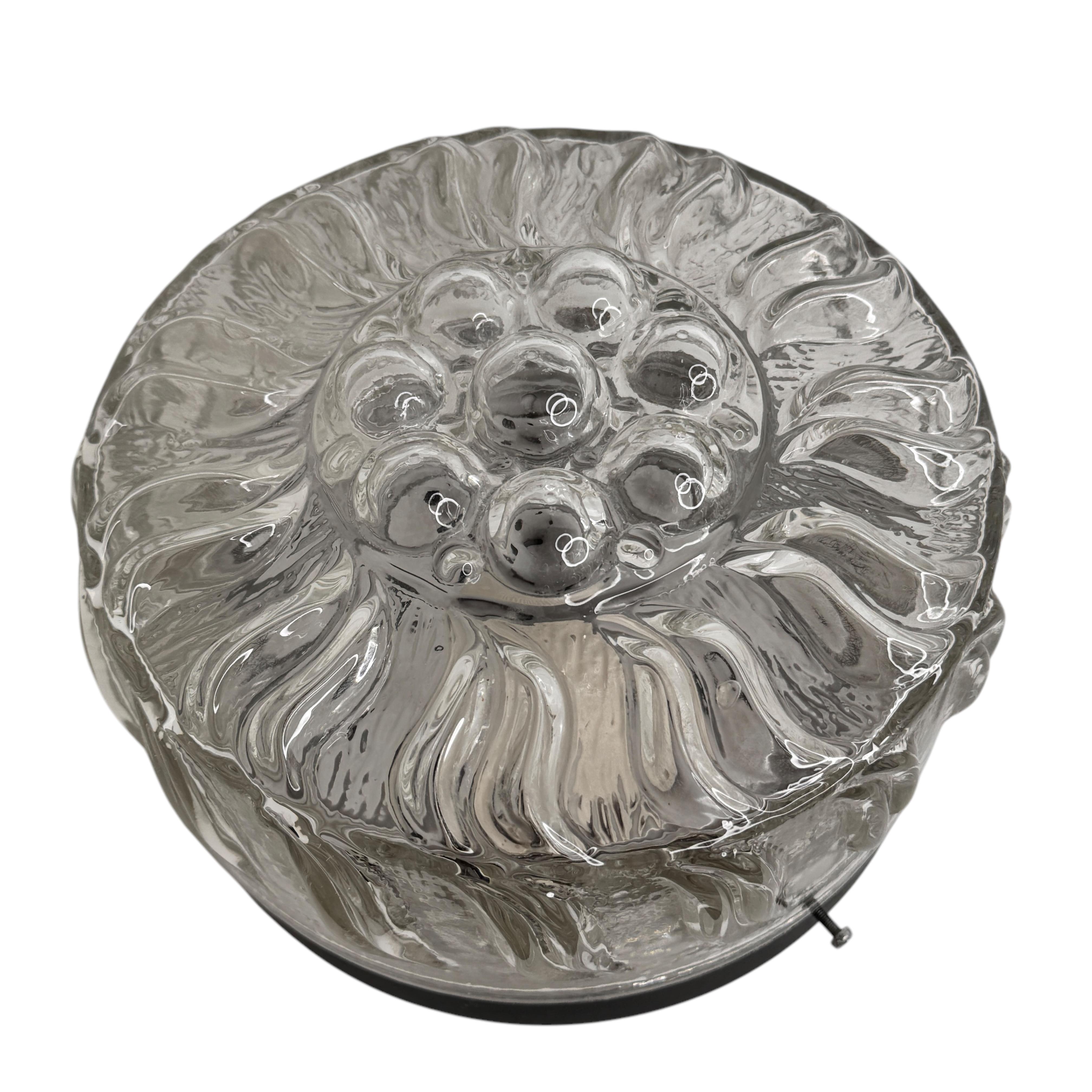 Petit plafonnier circulaire en verre transparent à motif de tournesol, 1970 en vente 1