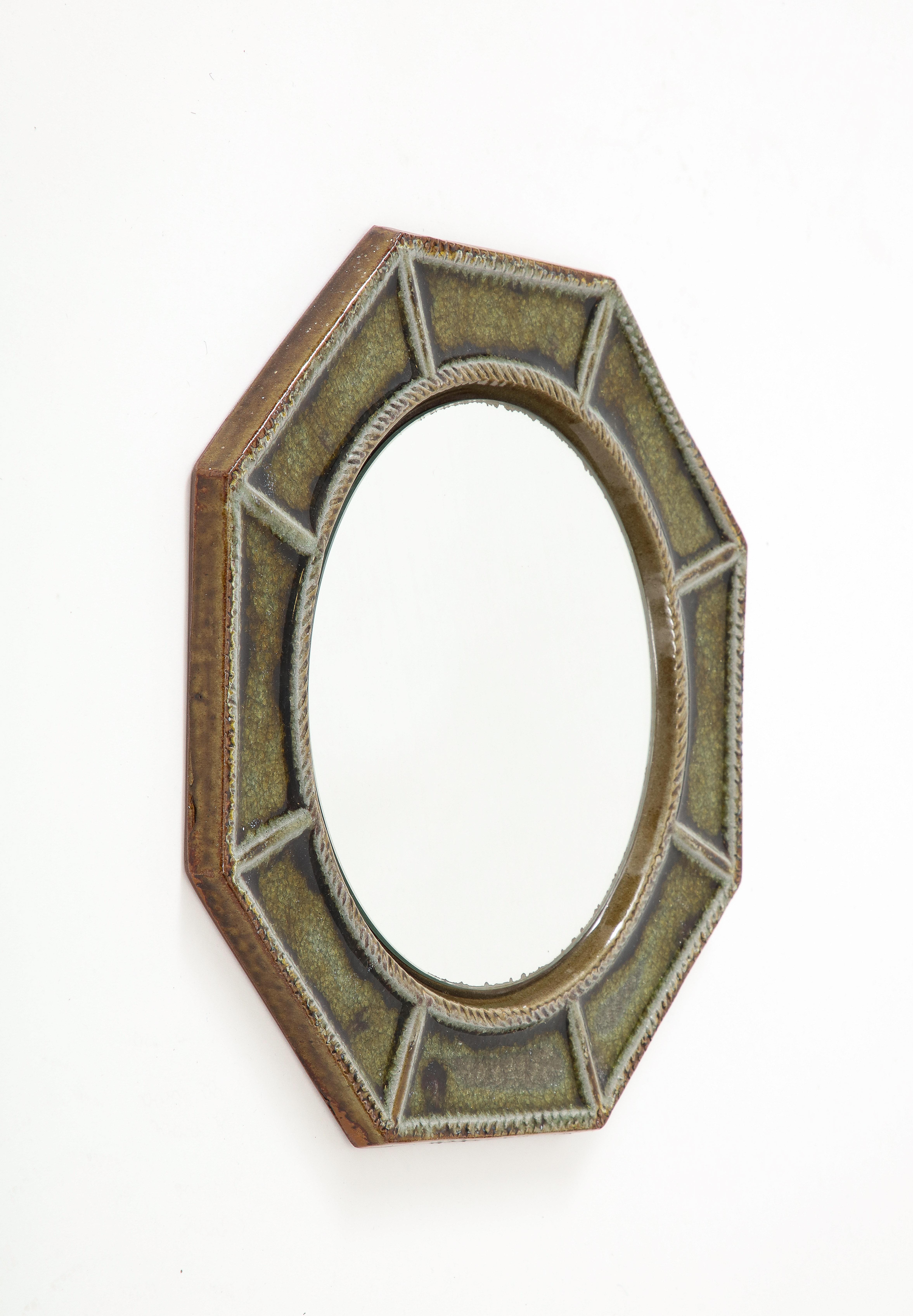 Petit miroir octogonal en céramique cloisonnée Miroir mural octogonal en céramique émaillée verte, France, années 60 Bon état - En vente à New York, NY