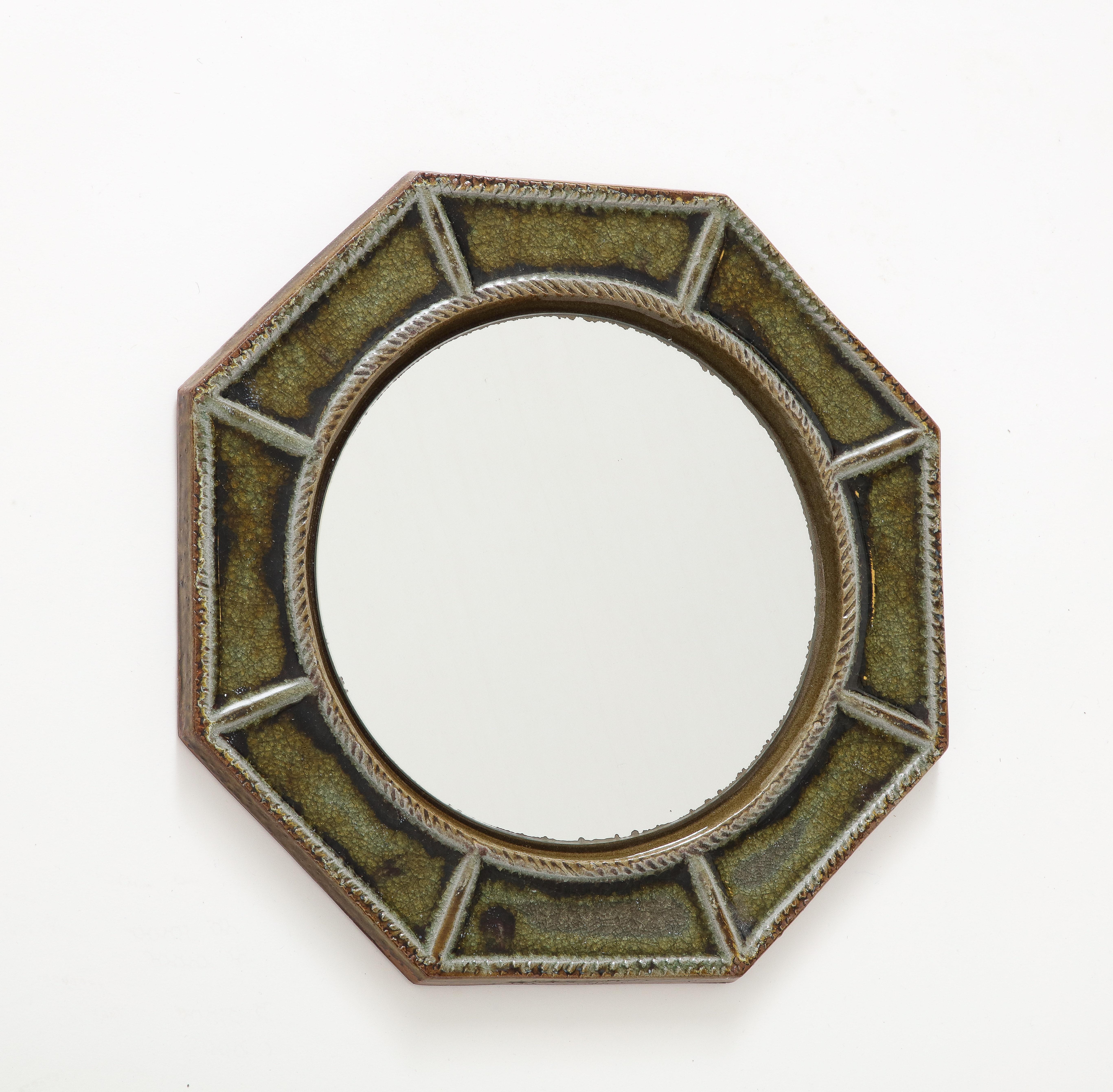 Céramique Petit miroir octogonal en céramique cloisonnée Miroir mural octogonal en céramique émaillée verte, France, années 60 en vente