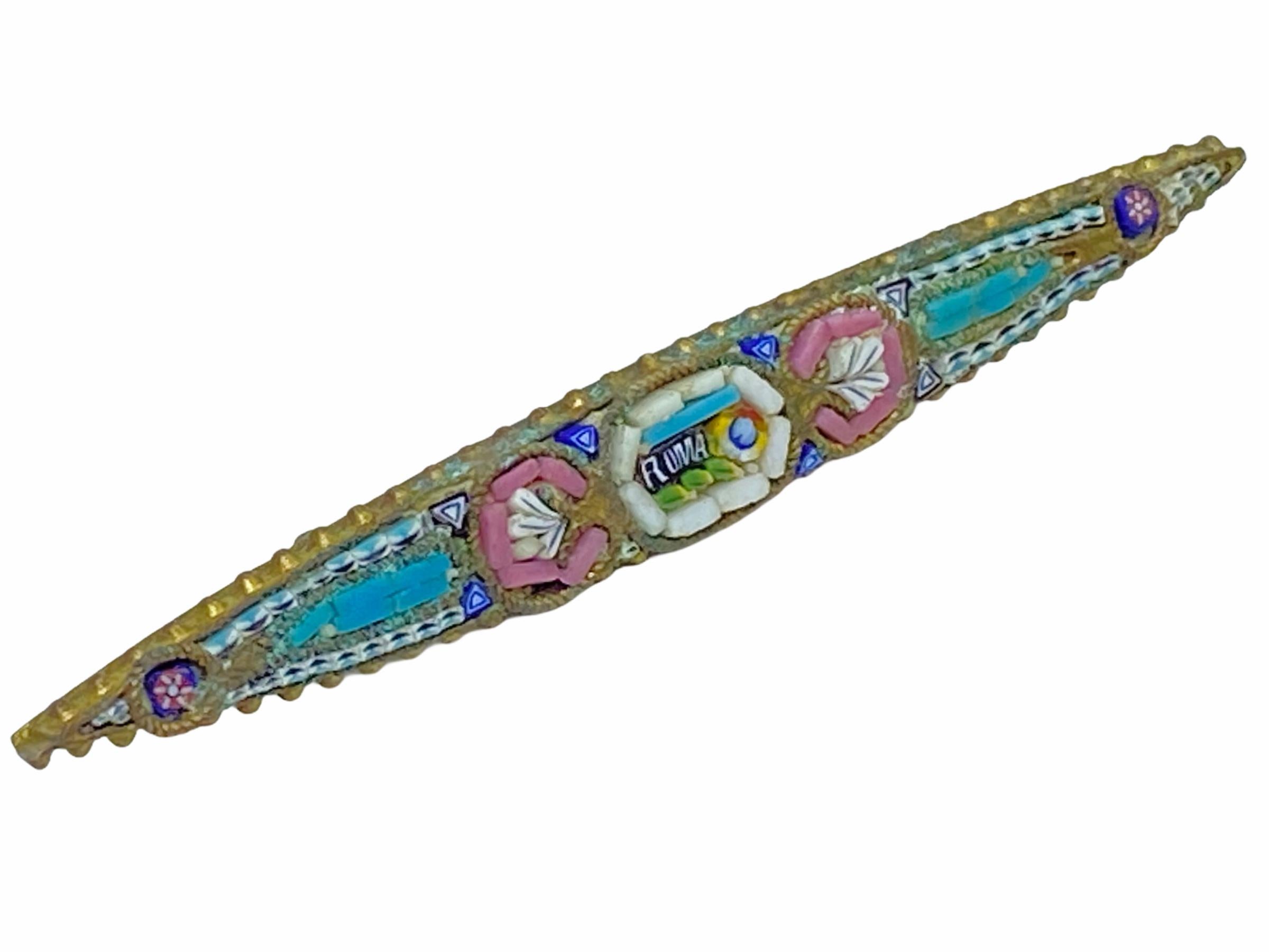 Un magnifique petit lot de bijoux en micro-mosaïque. Aucune restauration n'a été effectuée sur cette charmante petite pièce, qui reste dans un état très stable et fonctionnel, l'usure est conforme à son âge et à son utilisation. Une belle patine sur