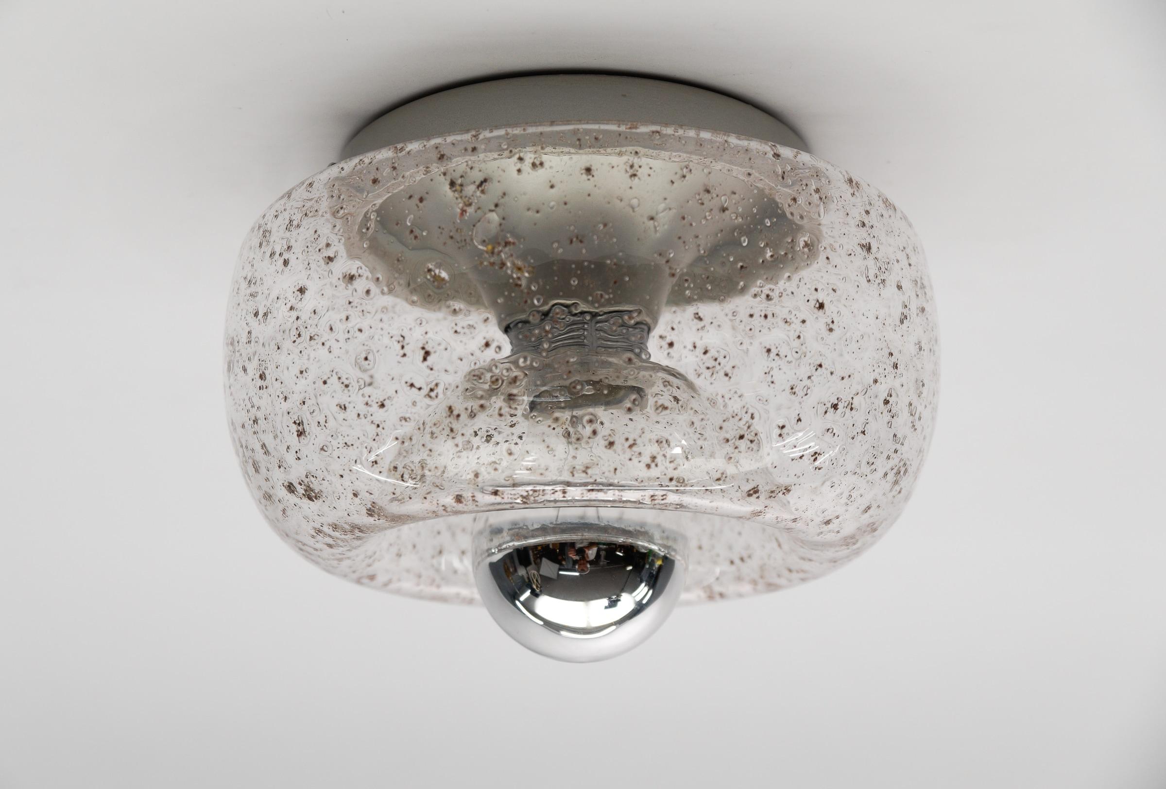 Petite lampe en verre en forme de beignet, Allemagne, années 1960

Dimensions
Hauteur : 4.72 in. (12 cm)
Diamètre : 7,87 in (20 cm)

Le luminaire nécessite 1 ampoule standard E27 de 60W max.

Les ampoules ne sont pas incluses.
Il est possible