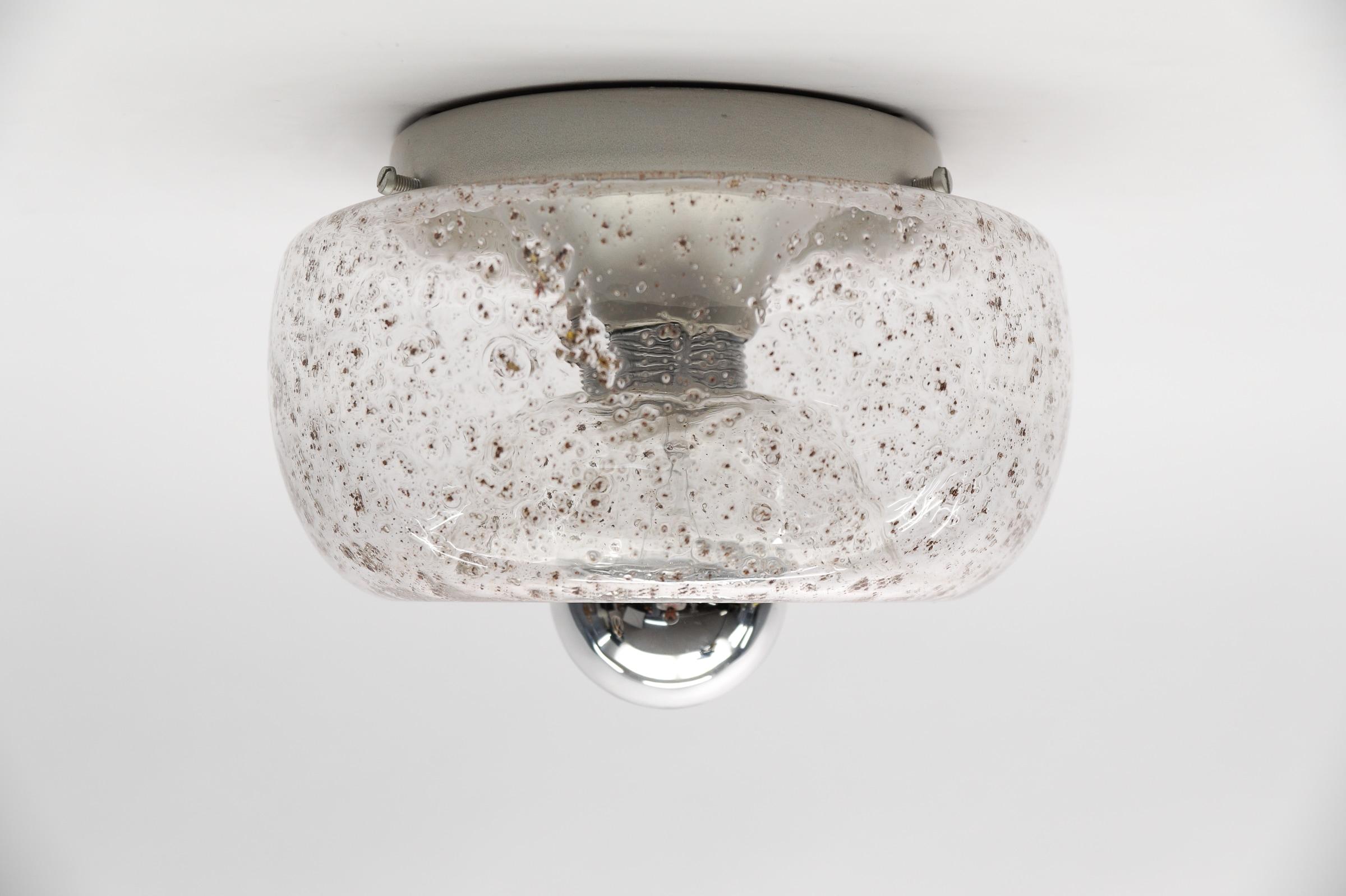 Milieu du XXe siècle Petite lampe en verre en forme de beignet, Allemagne, années 1960 en vente
