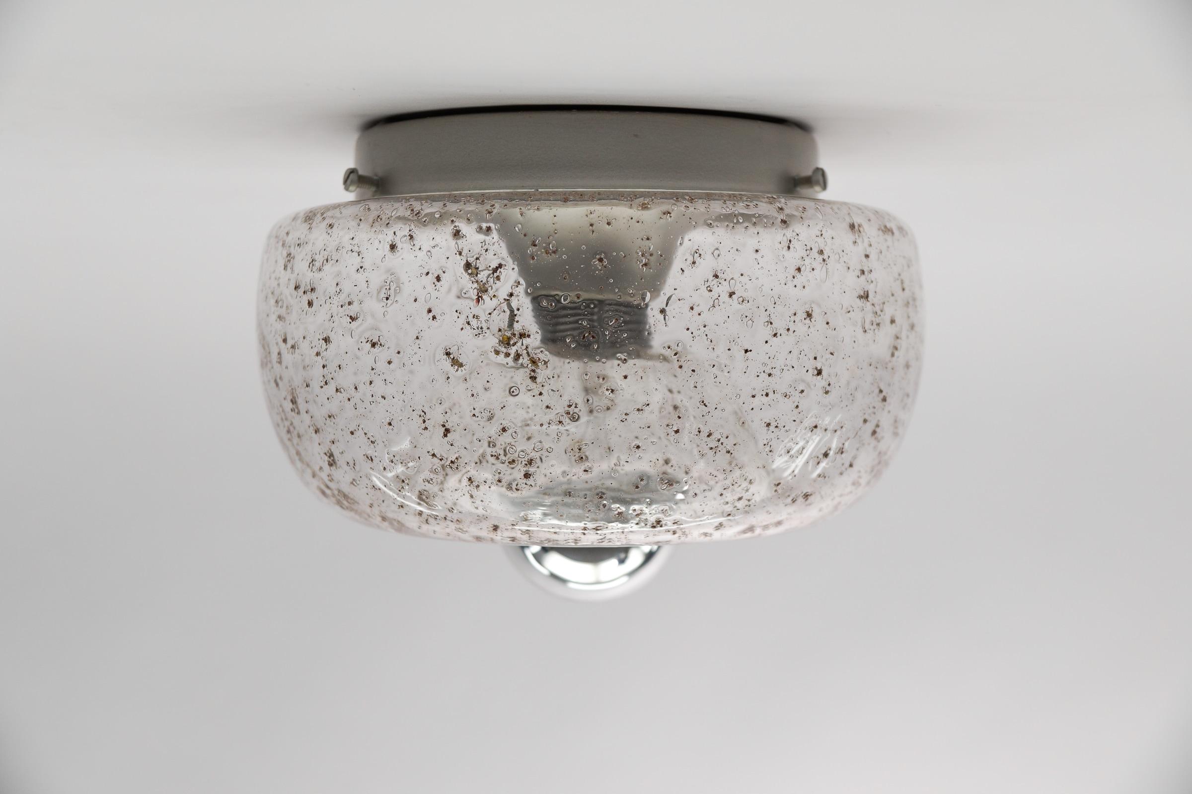 Petite lampe en verre en forme de beignet, Allemagne, années 1960 en vente 3