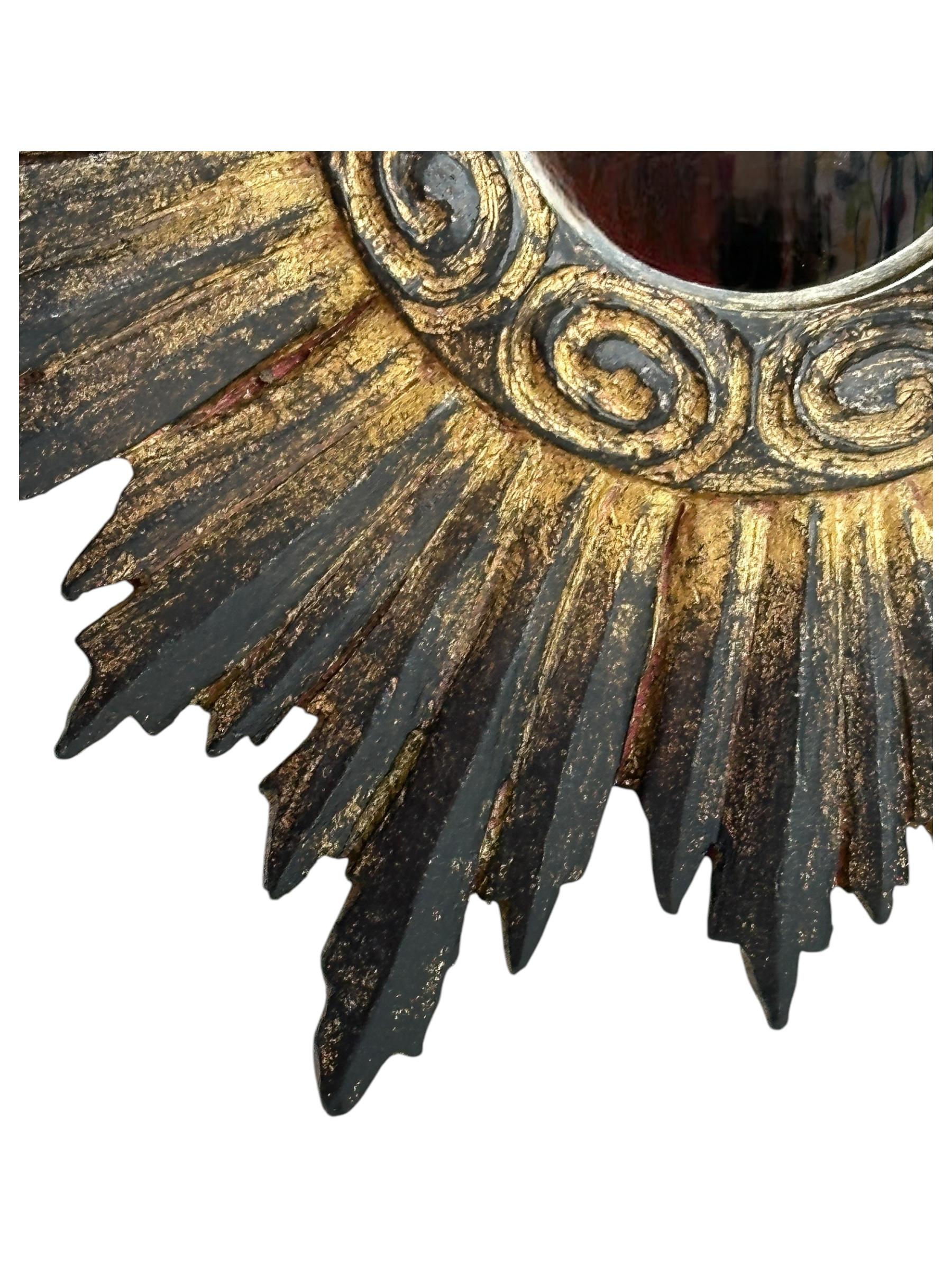 Ein zierlicher, konvexer Starburst-Sunburst-Spiegel. Hergestellt aus vergoldetem Harz und Holz. Es misst ca. 10,25
