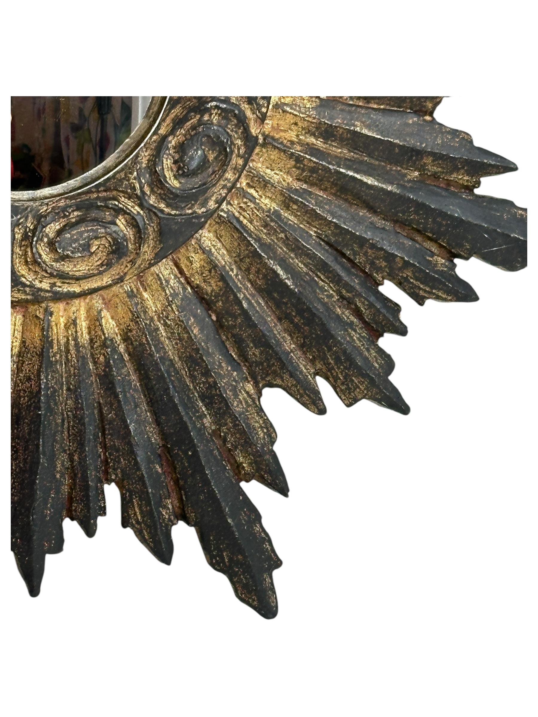 Petite Cute Starburst Sunburst Vergoldete Harz konvexe Spiegel Belgien, circa 1980er Jahre (Hollywood Regency) im Angebot