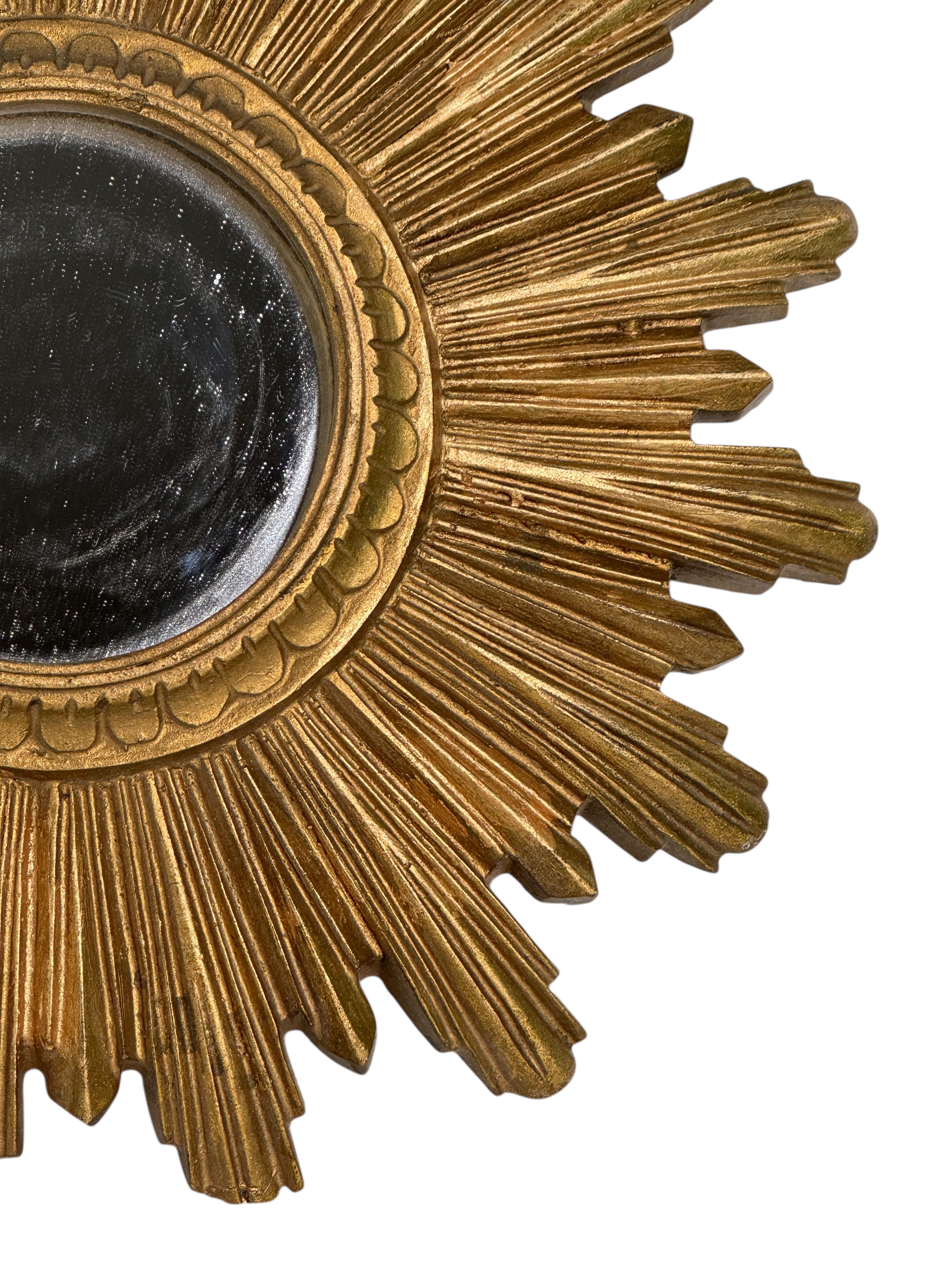 Petite Cute Starburst Sunburst Gilded Resin Flat Mirror Germany, circa 1970s In Good Condition For Sale In Nuernberg, DE