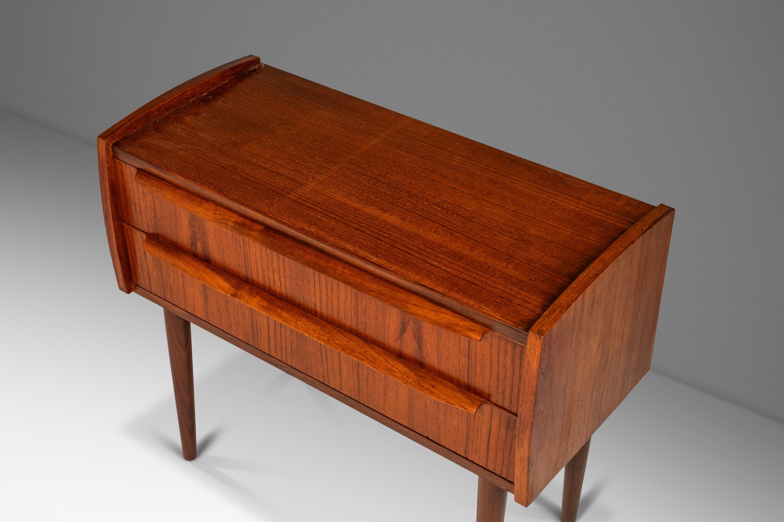 Kleiner dänischer Beistell-/Akzenttisch mit 2 Schubladen aus Teakholz, Dänemark, ca. 1960er Jahre im Angebot 3