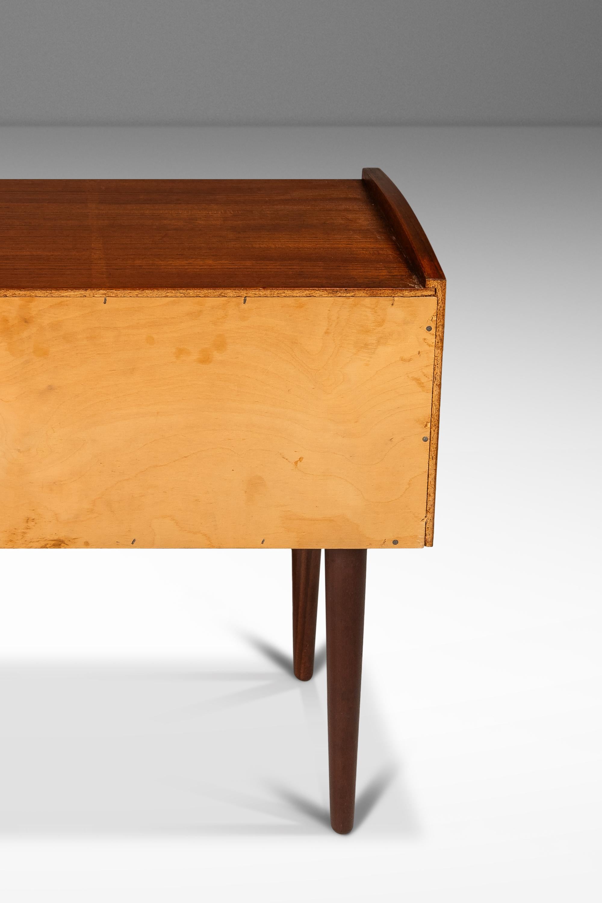 Kleiner dänischer Beistell-/Akzenttisch mit 2 Schubladen aus Teakholz, Dänemark, ca. 1960er Jahre im Angebot 7