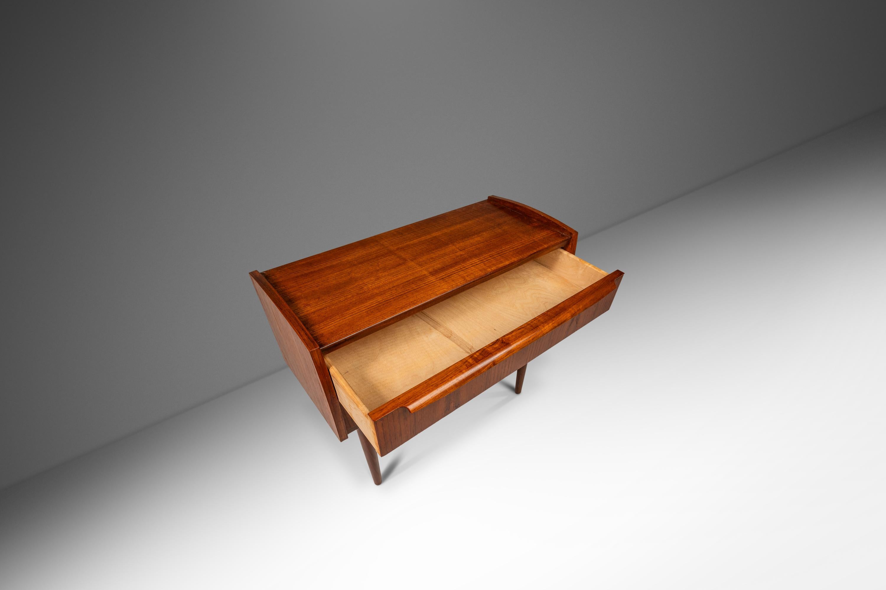 Kleiner dänischer Beistell-/Akzenttisch mit 2 Schubladen aus Teakholz, Dänemark, ca. 1960er Jahre (Moderne der Mitte des Jahrhunderts) im Angebot