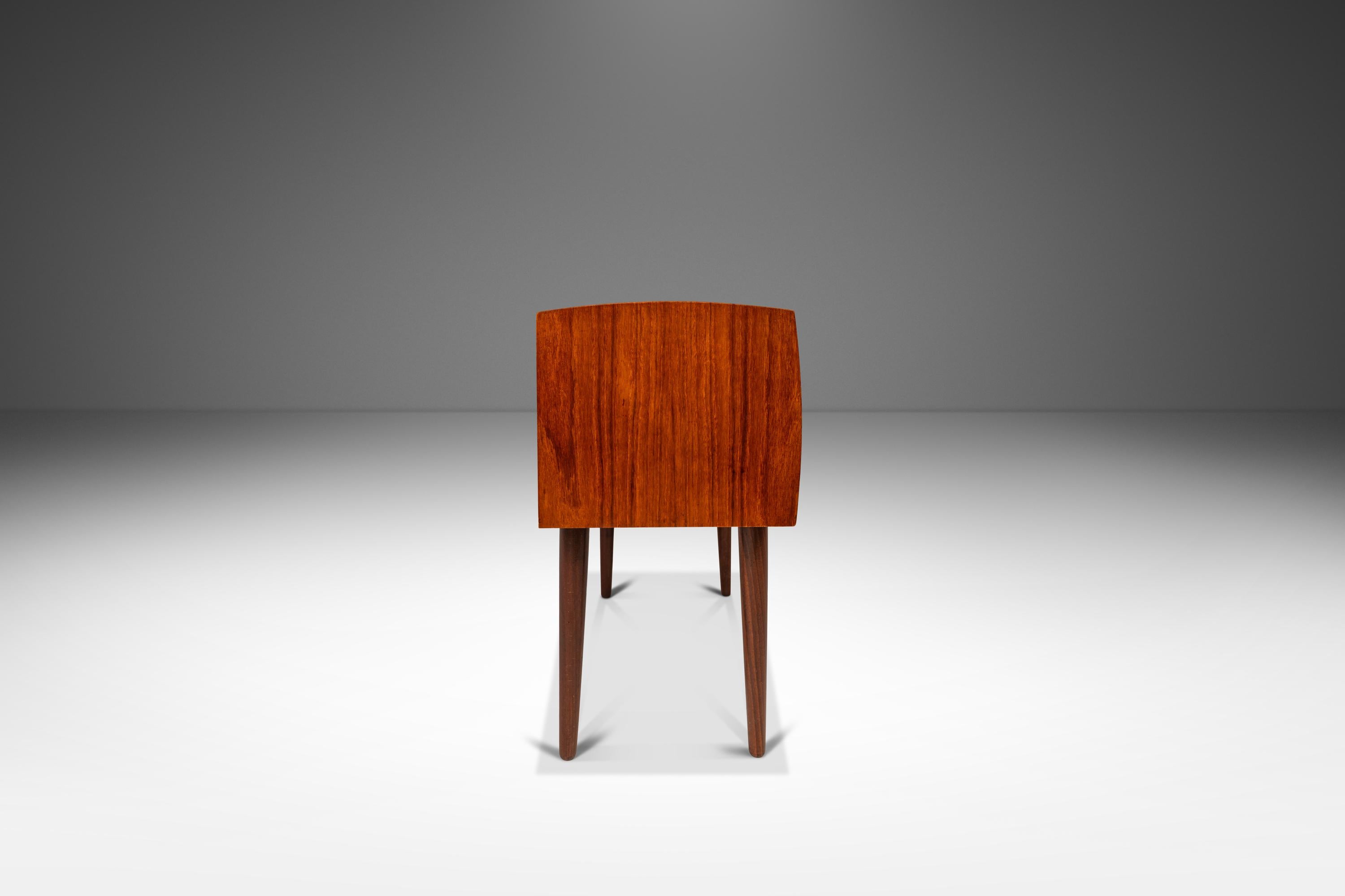 Kleiner dänischer Beistell-/Akzenttisch mit 2 Schubladen aus Teakholz, Dänemark, ca. 1960er Jahre (Dänisch) im Angebot