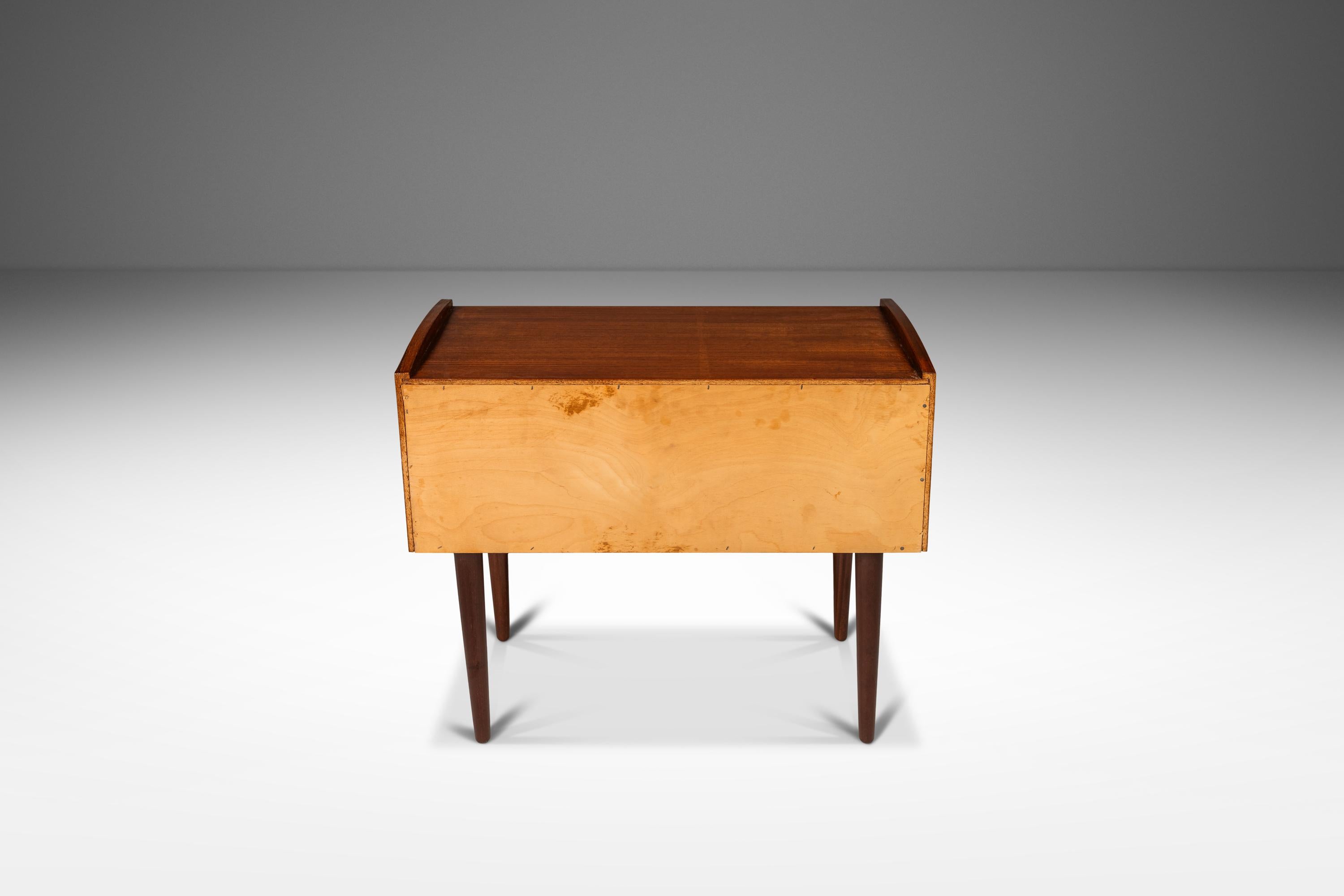 Kleiner dänischer Beistell-/Akzenttisch mit 2 Schubladen aus Teakholz, Dänemark, ca. 1960er Jahre (Mitte des 20. Jahrhunderts) im Angebot