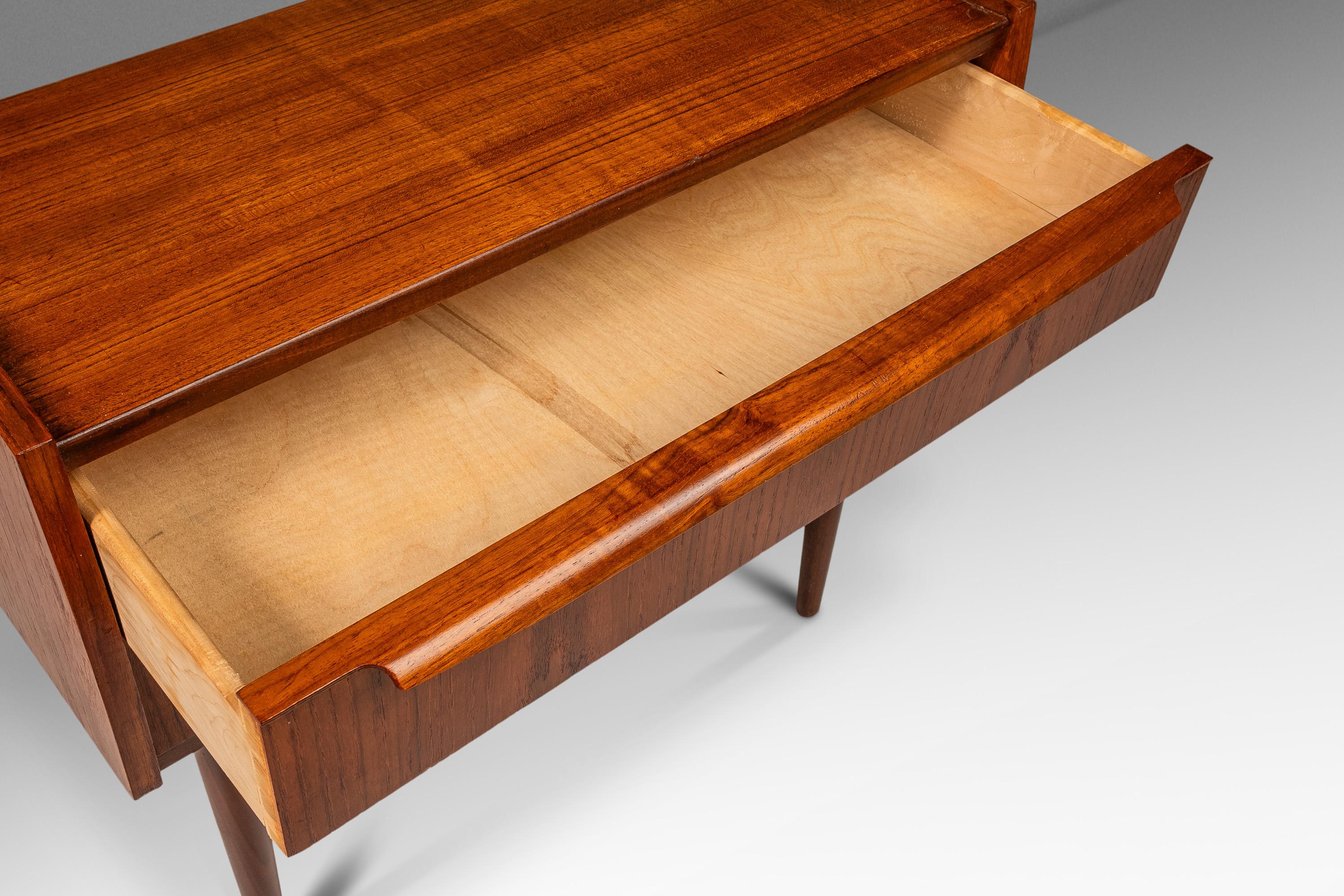 Kleiner dänischer Beistell-/Akzenttisch mit 2 Schubladen aus Teakholz, Dänemark, ca. 1960er Jahre im Angebot 2