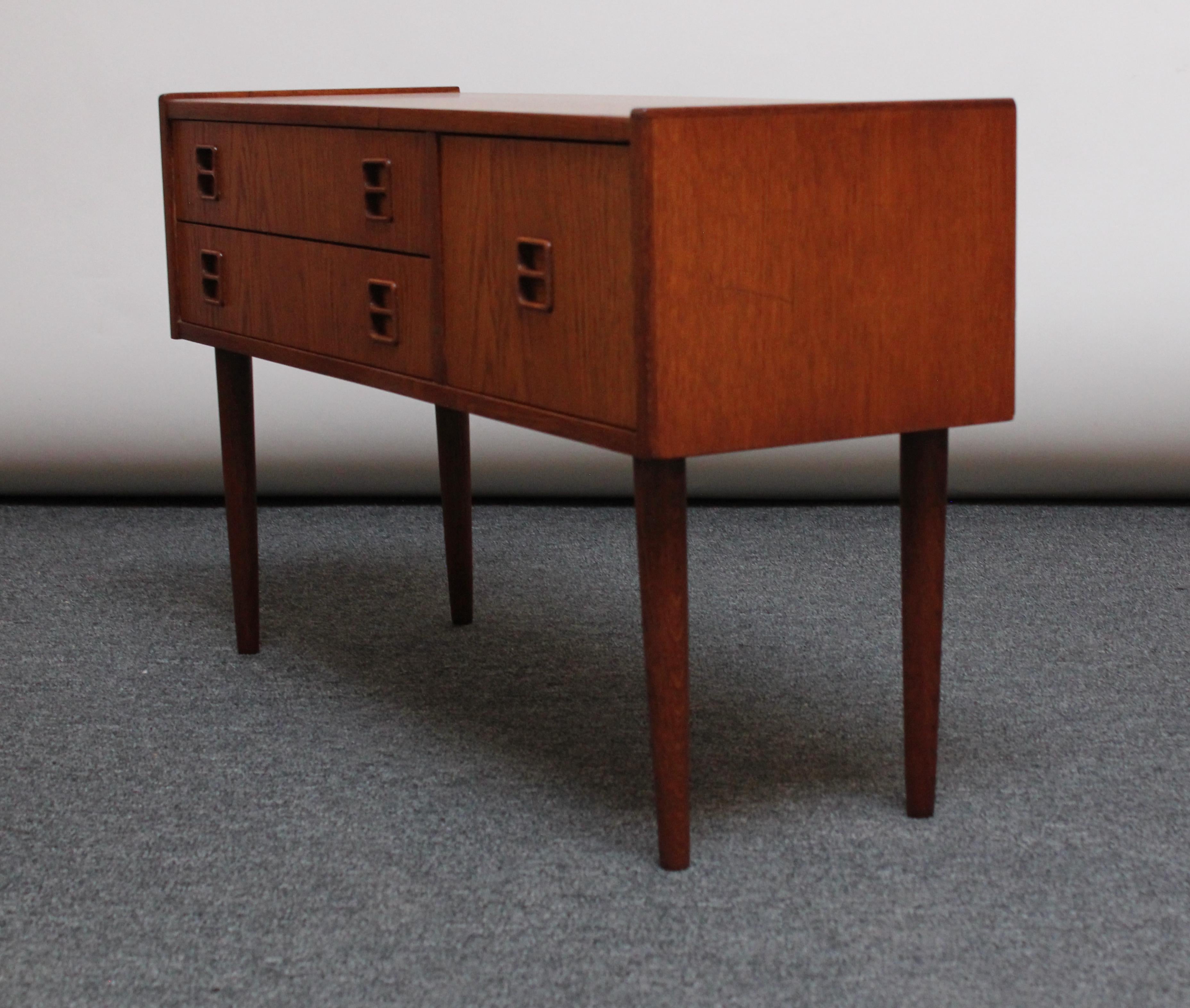 Petite Danish Modern Oak Chest In Good Condition For Sale In Brooklyn, NY
