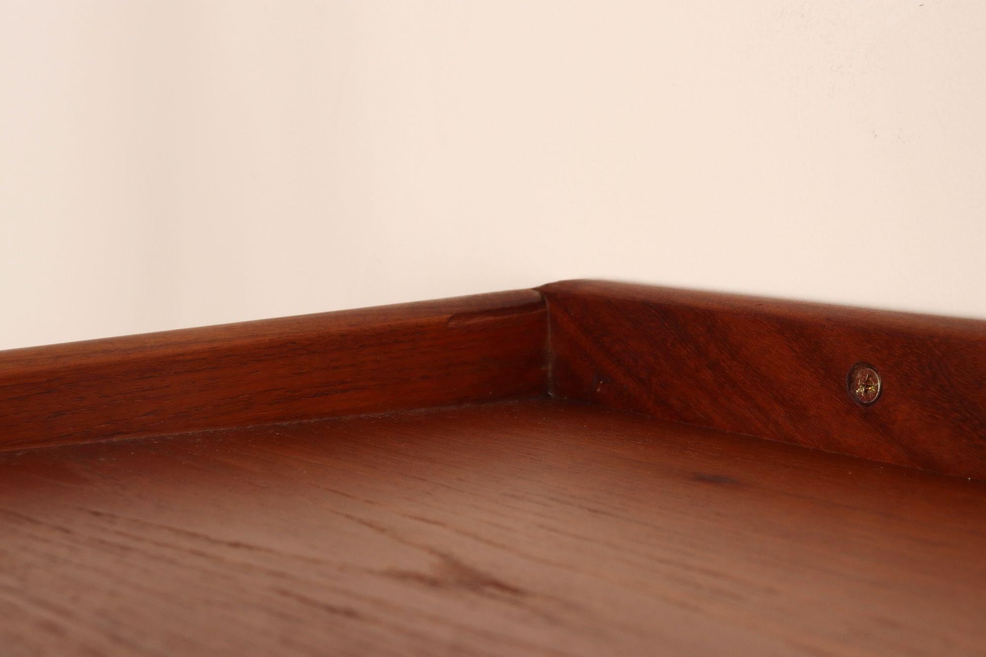 Petite Danish Modern Single-Drawer Floating Nightstand / End Table in Teakwood en vente 4