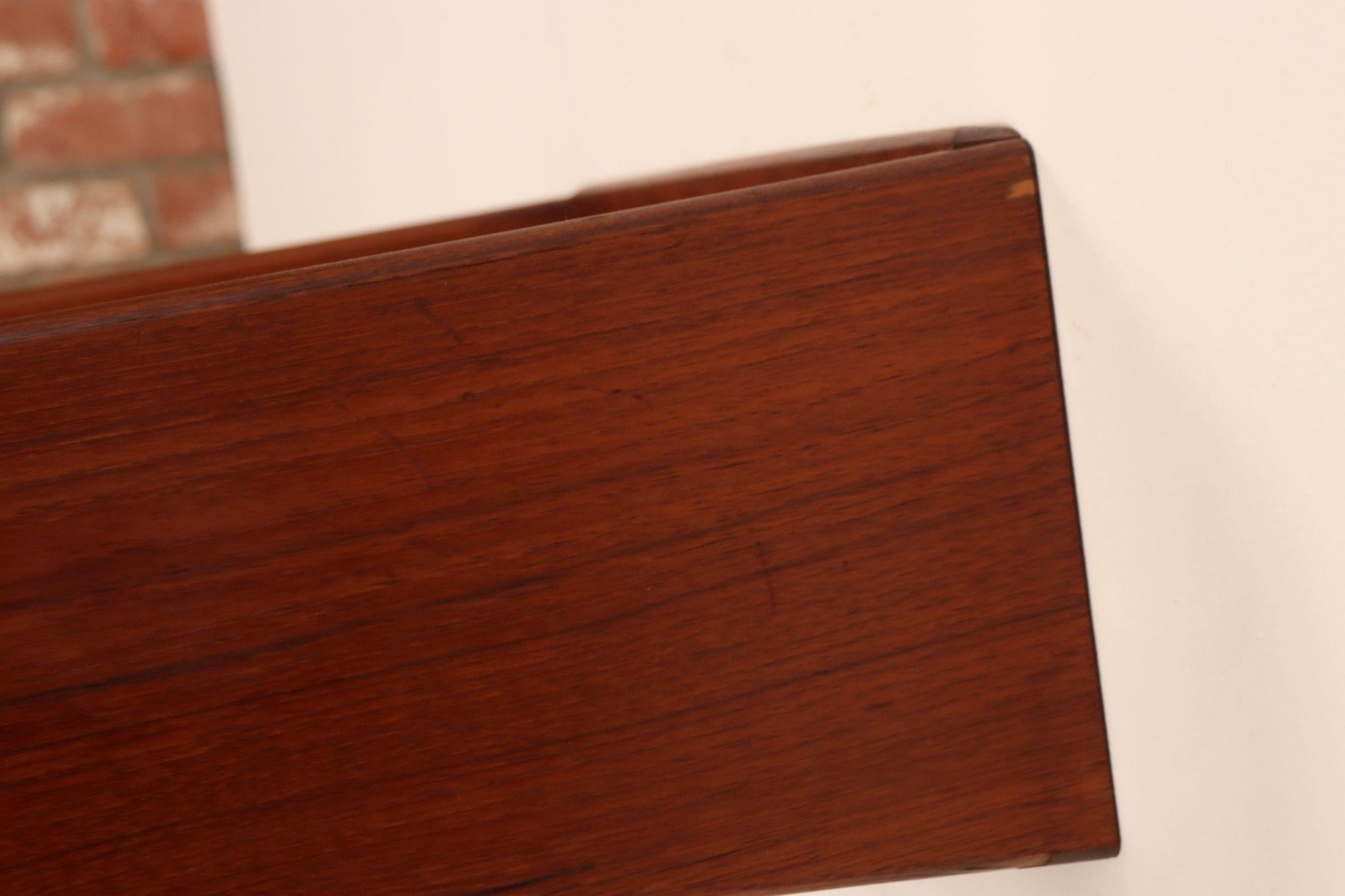 Petite Danish Modern Single-Drawer Floating Nightstand / End Table in Teakwood en vente 5