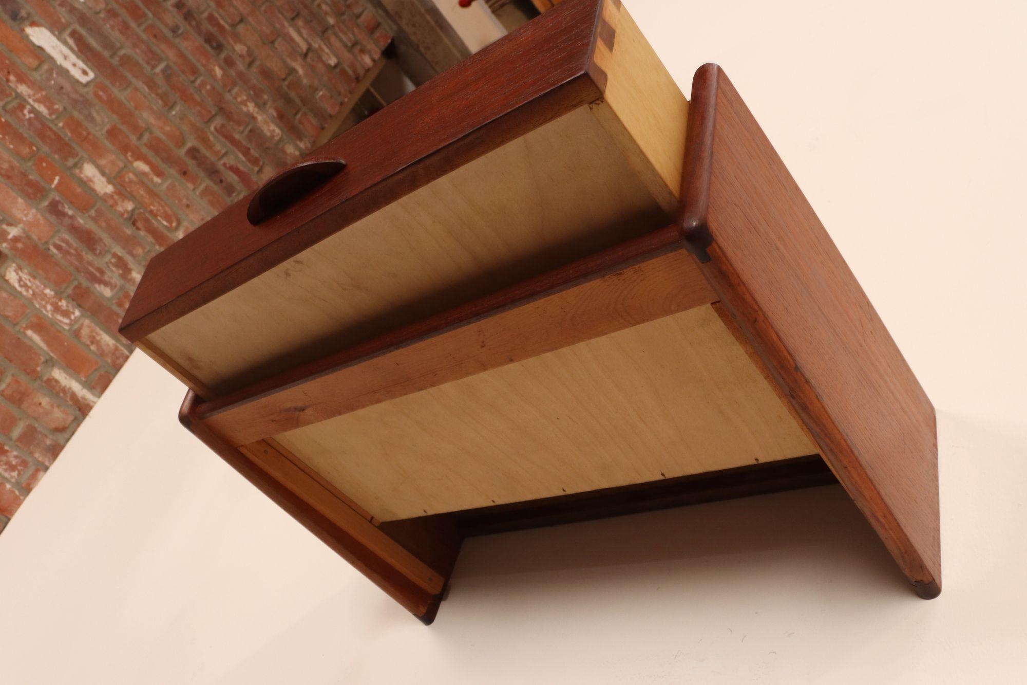 Petite Danish Modern Single-Drawer Floating Nightstand / End Table in Teakwood en vente 7