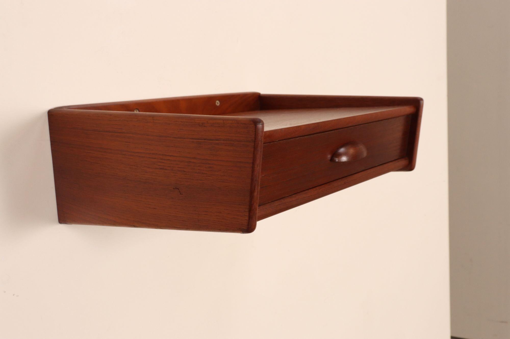 Scandinave moderne Petite Danish Modern Single-Drawer Floating Nightstand / End Table in Teakwood en vente