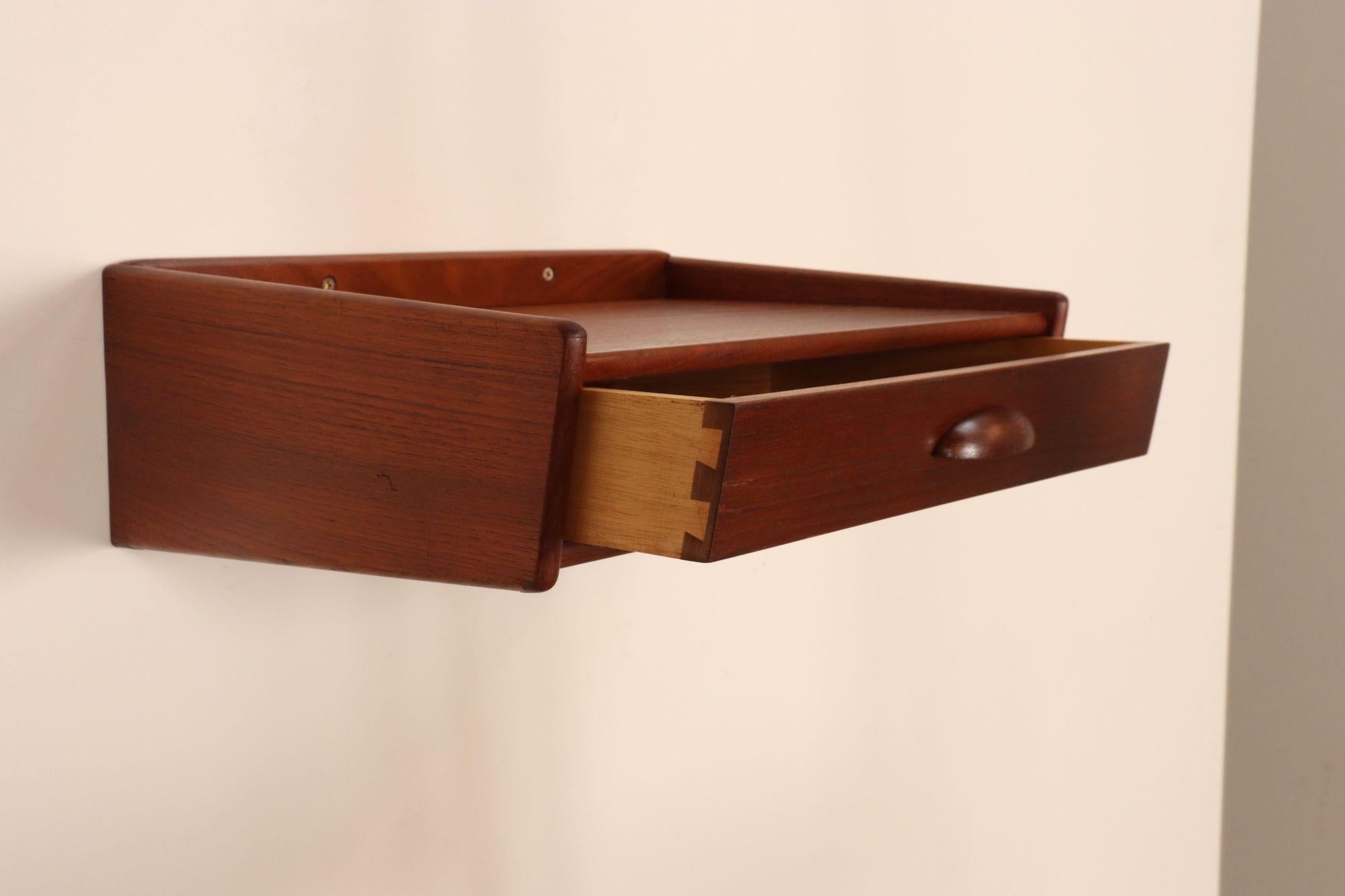 Danois Petite Danish Modern Single-Drawer Floating Nightstand / End Table in Teakwood en vente