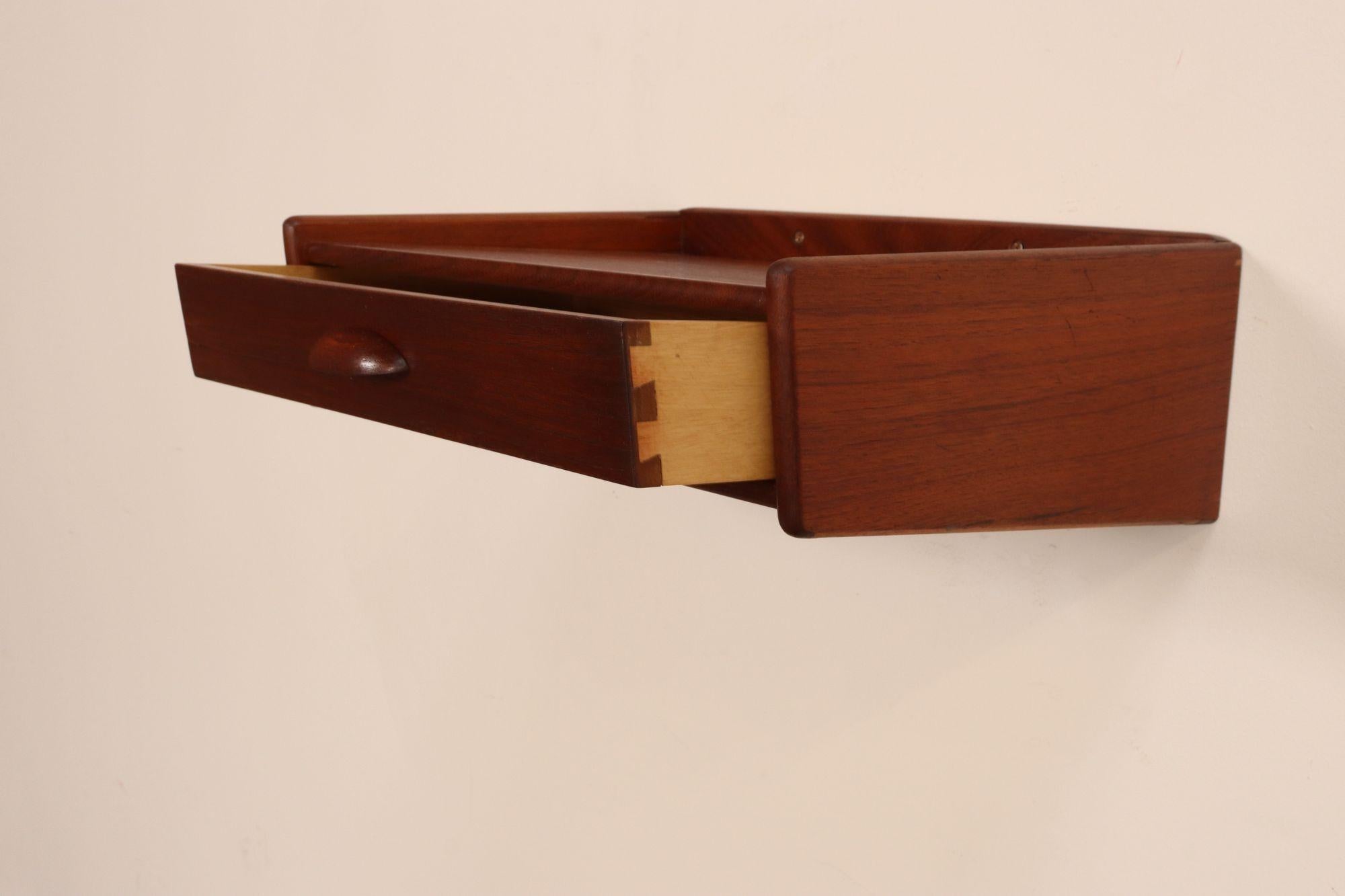 Petite Danish Modern Single-Drawer Floating Nightstand / End Table in Teakwood Bon état - En vente à Brooklyn, NY