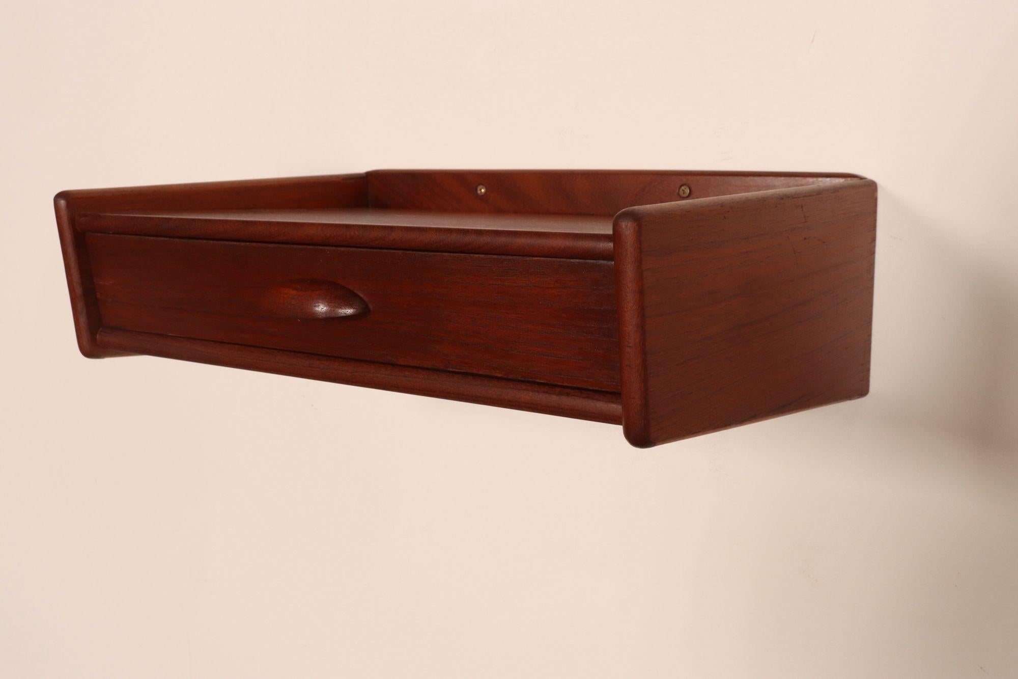 Milieu du XXe siècle Petite Danish Modern Single-Drawer Floating Nightstand / End Table in Teakwood en vente