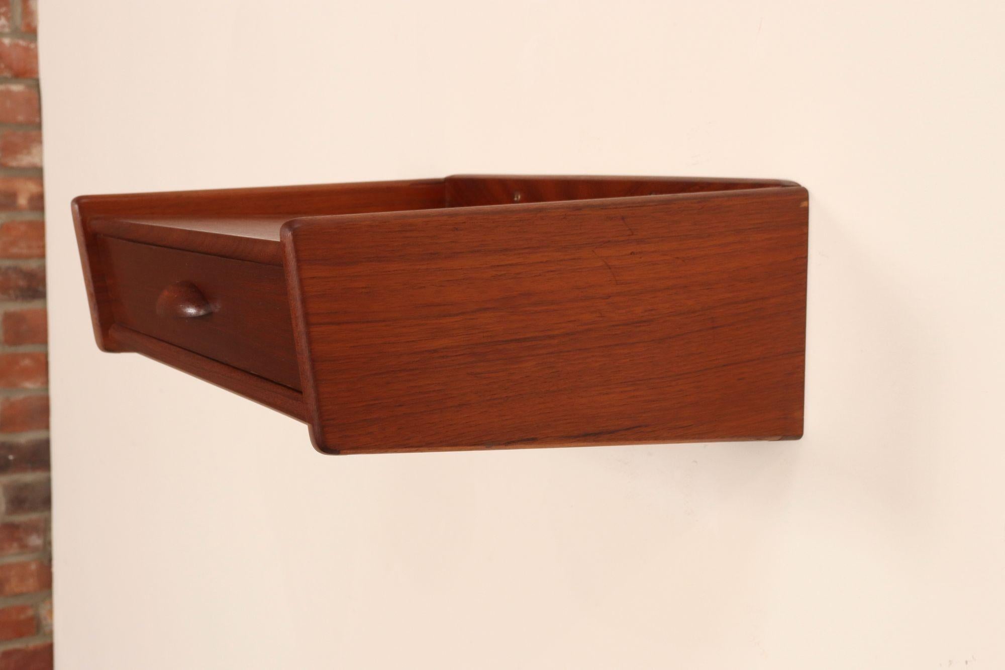 Teck Petite Danish Modern Single-Drawer Floating Nightstand / End Table in Teakwood en vente