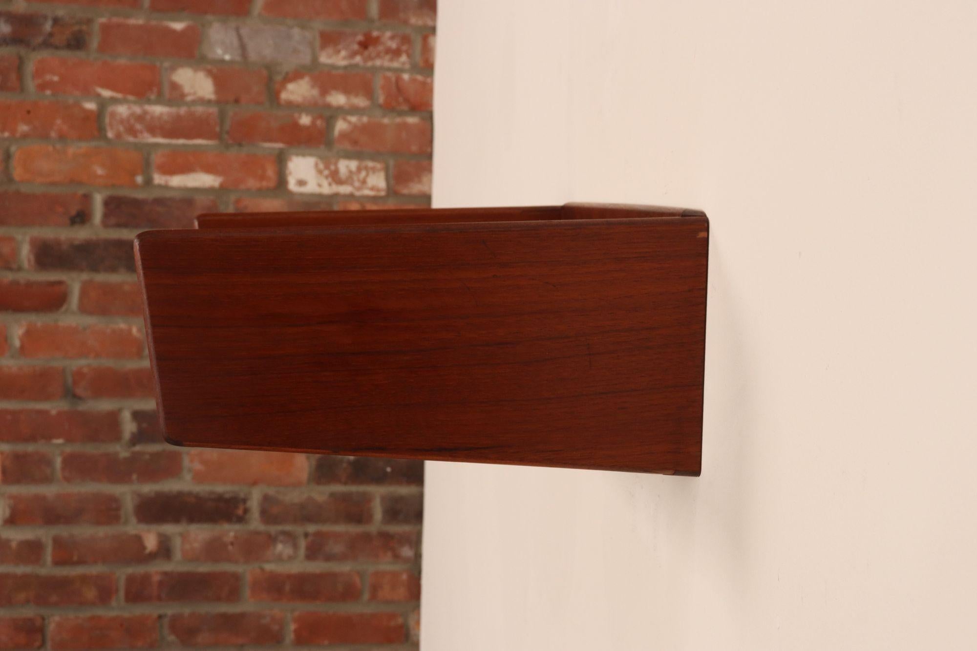 Petite Danish Modern Single-Drawer Floating Nightstand / End Table in Teakwood en vente 1