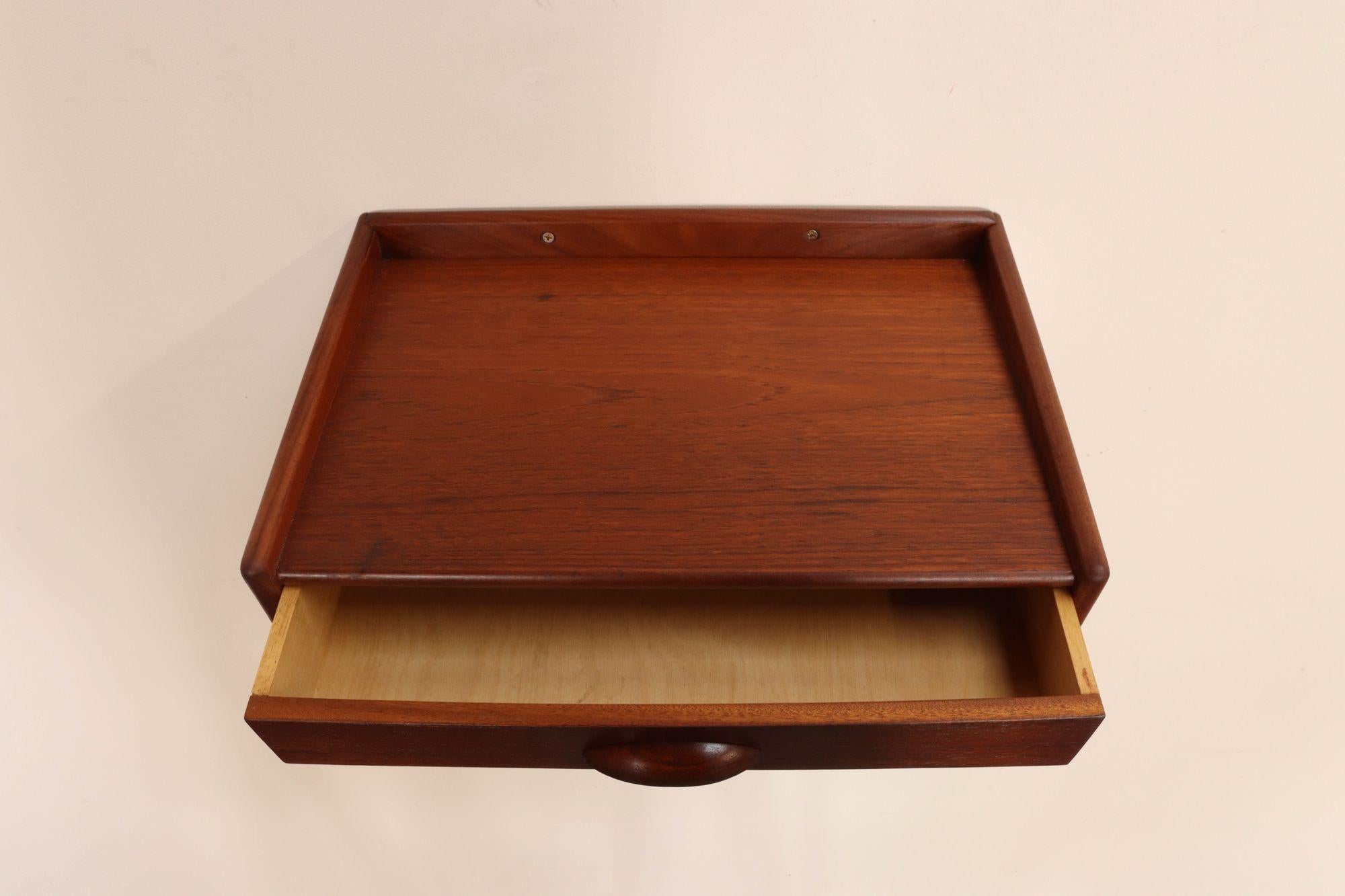 Petite Danish Modern Single-Drawer Floating Nightstand / End Table in Teakwood en vente 2