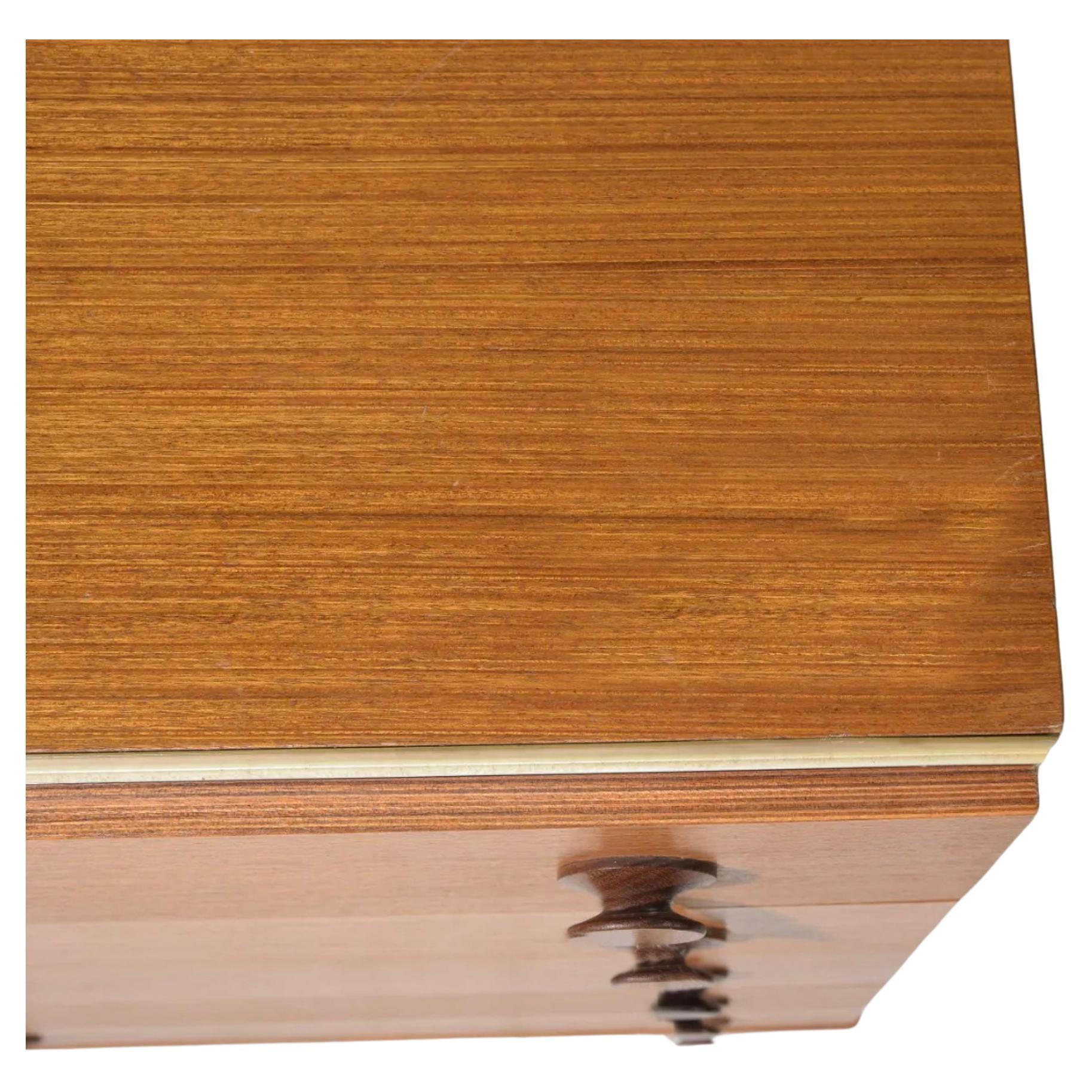 Travail du bois Petite commode étroite danoise moderne à 5 tiroirs avec boutons ronds en teck  en vente