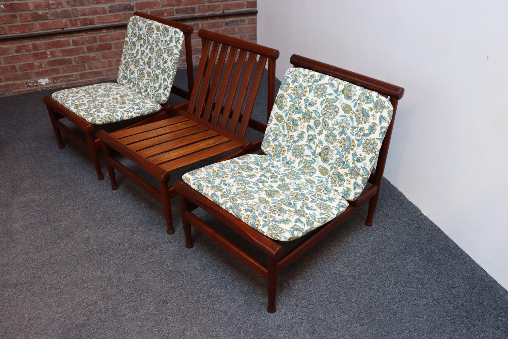 Small-scale/low profile teak easy / slipper chair model 501/ 'Japan' designed by Kai Lyngfeldt Larsen for Søborg Møbler (ca. 1960s, Denmark). Three available - sold individually.
Composed of a teak frame with slanted slat-back construction flanked