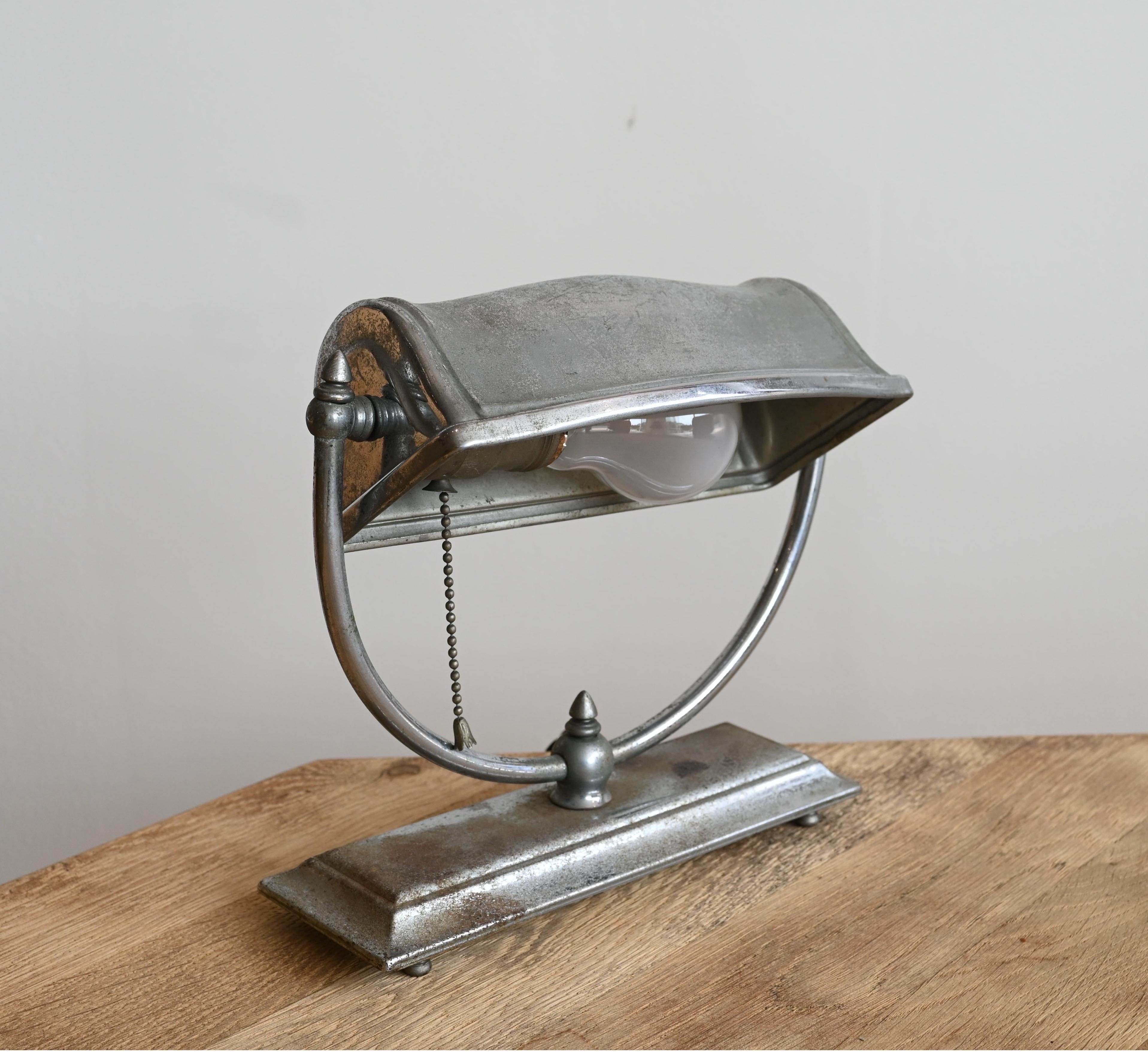 Eine wunderschöne zierliche Lampe aus verchromtem Zinn. Ziehen Sie den Kippschalter für die Kette.