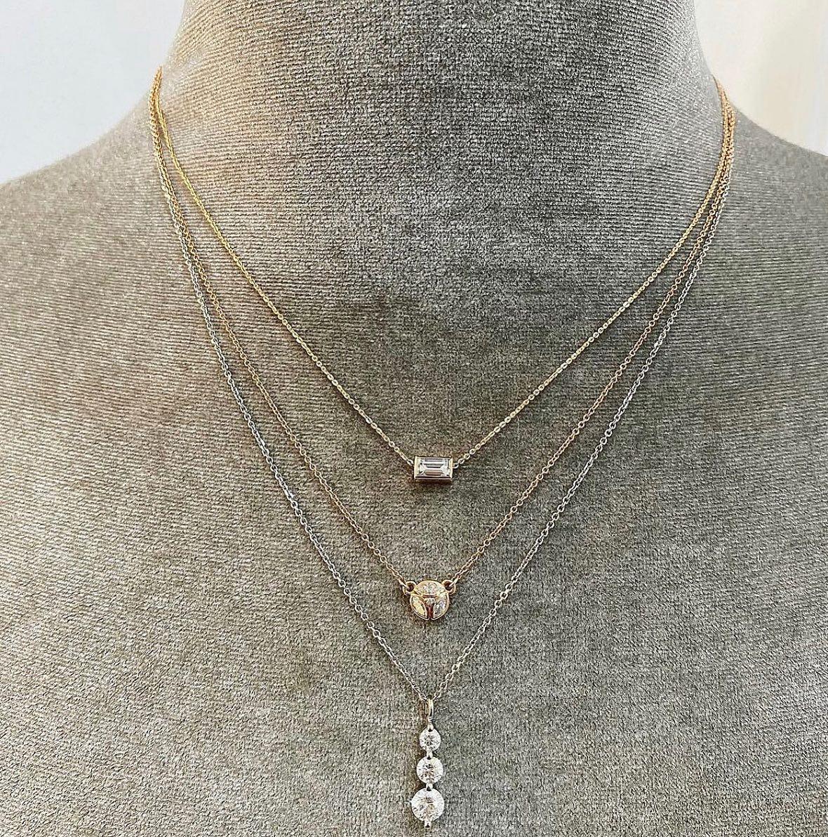 Taille baguette Collier pendentif petit diamant baguette en or rose en vente