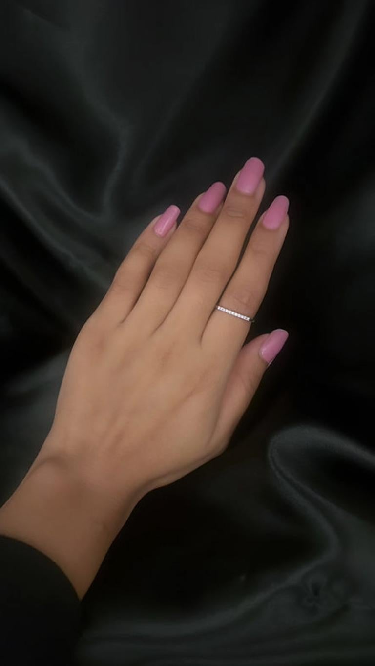 Eternity-Ring mit kleinem Diamant (Rundschliff) im Angebot