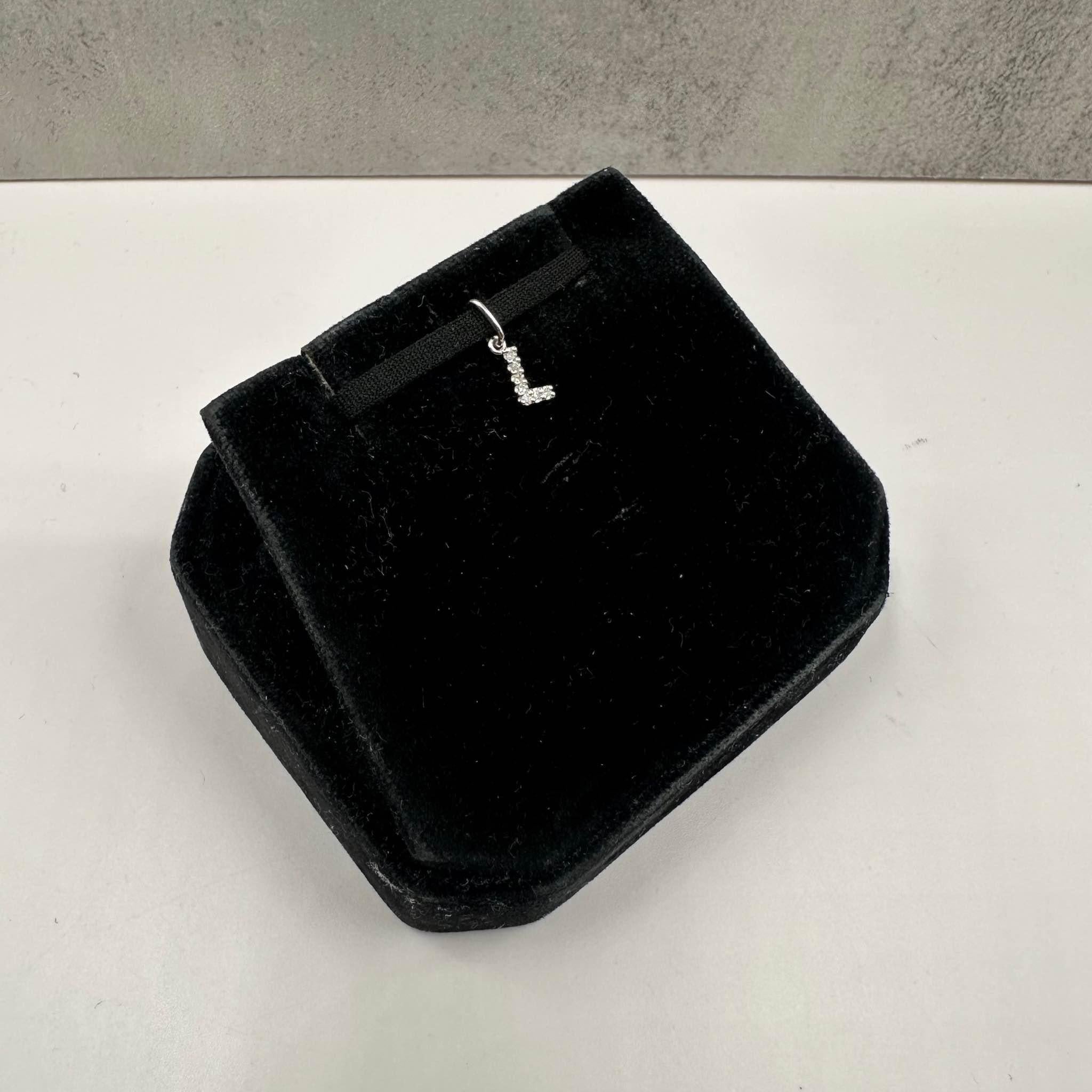 Dieser elegante Petite-Diamant-Anhänger mit der Initiale 