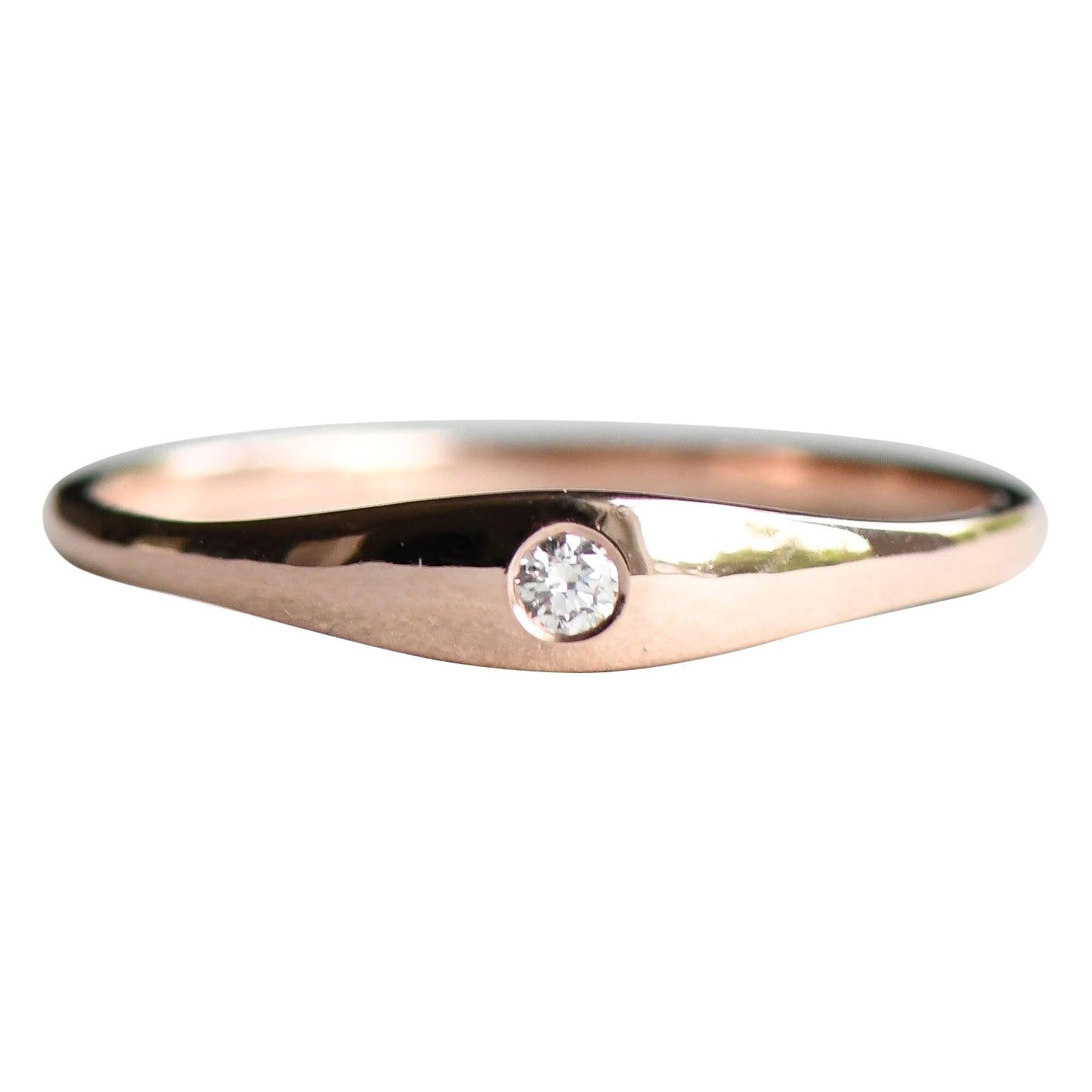 Petite bague sigillaire en or rose 14 carats et diamants