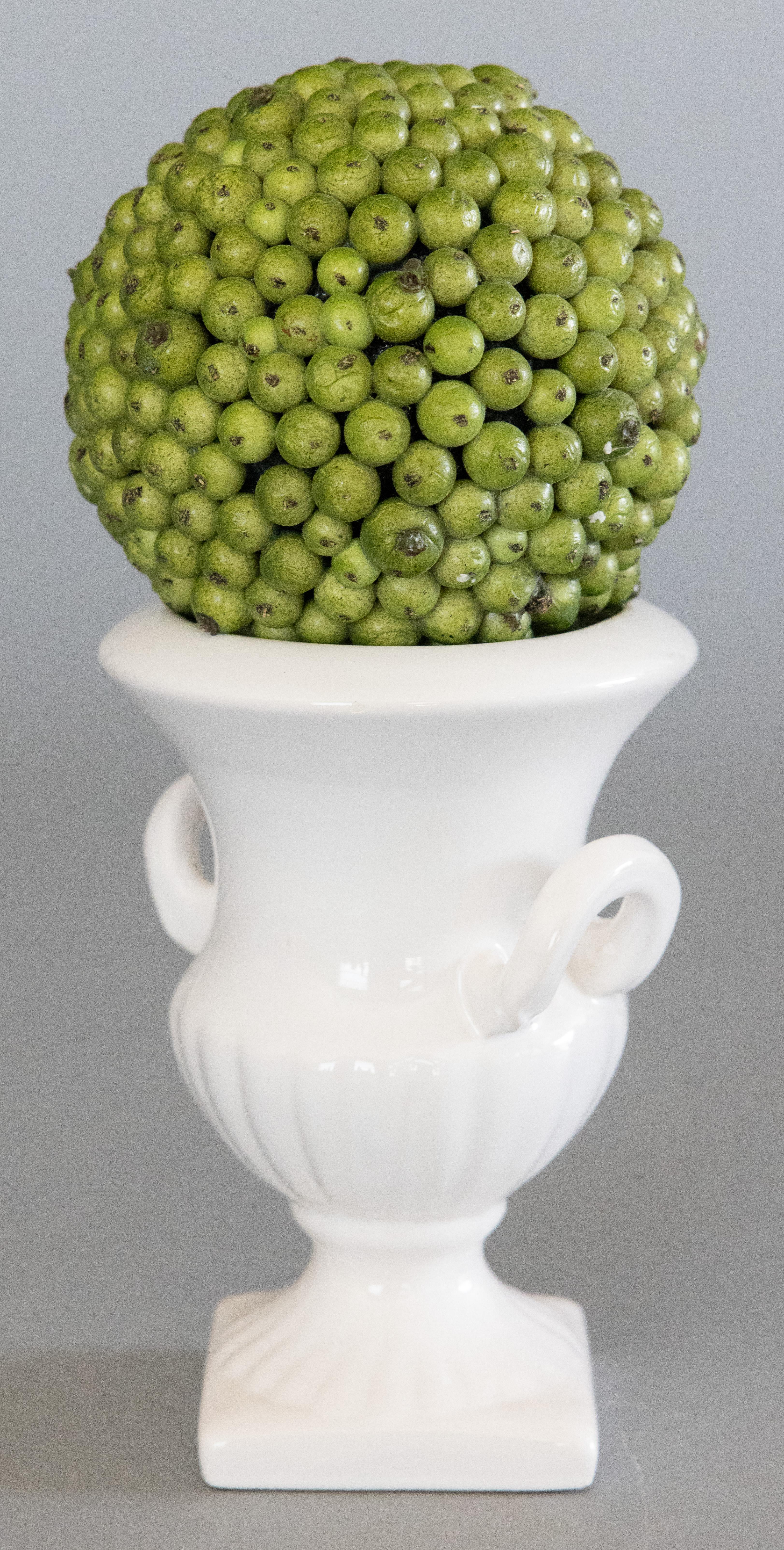 Eine bezaubernde Urne oder Vase aus weißem Delfter Eisenstein mit Henkeln und geriffeltem Design aus den Niederlanden. Rückseitig gestempelt 