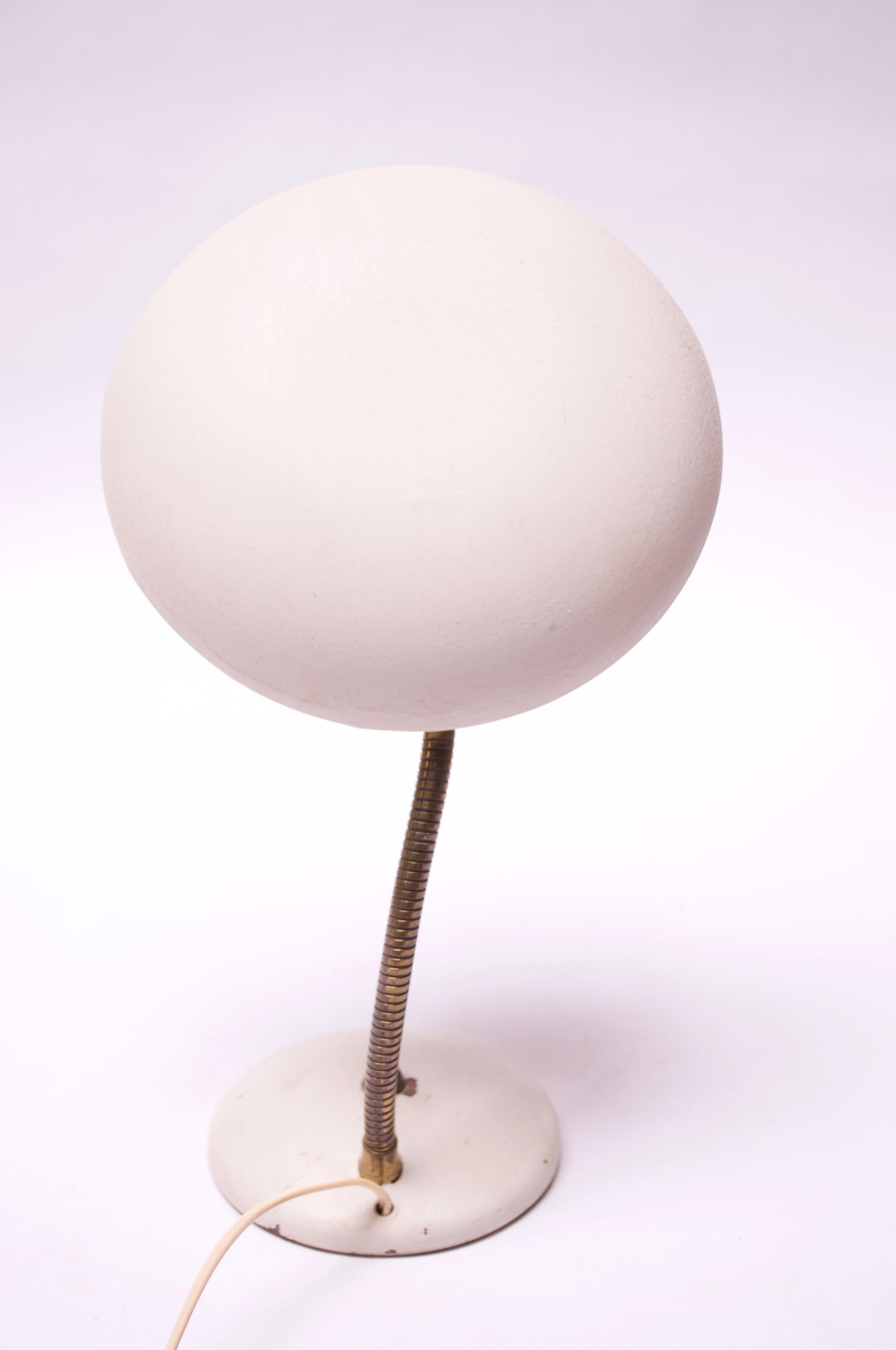 Pequeña lámpara de mesa holandesa moderna de metal blanco y latón con cuello de cisne en venta 4