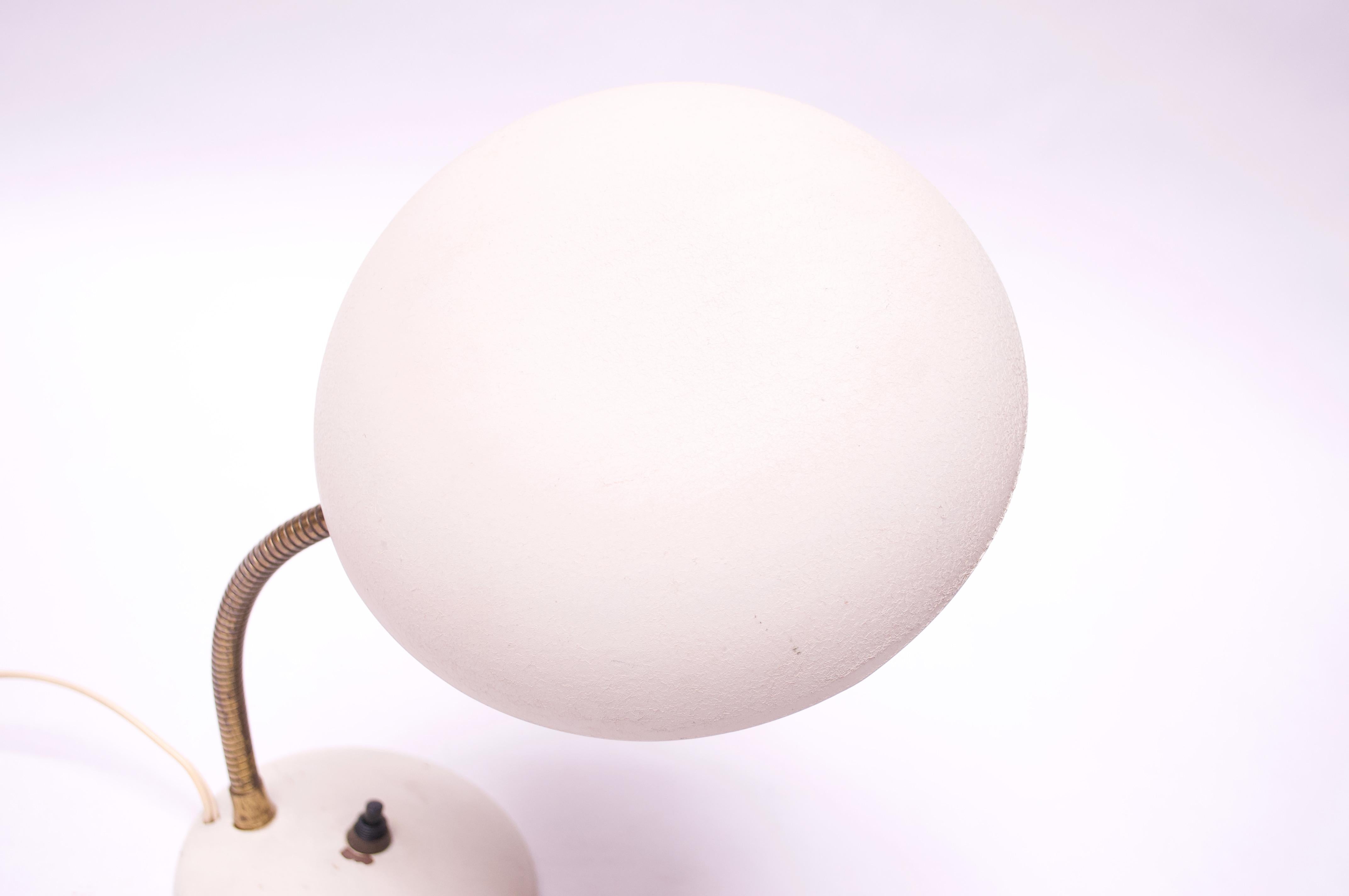 Pequeña lámpara de mesa holandesa moderna de metal blanco y latón con cuello de cisne en Bueno estado para la venta en Brooklyn, NY