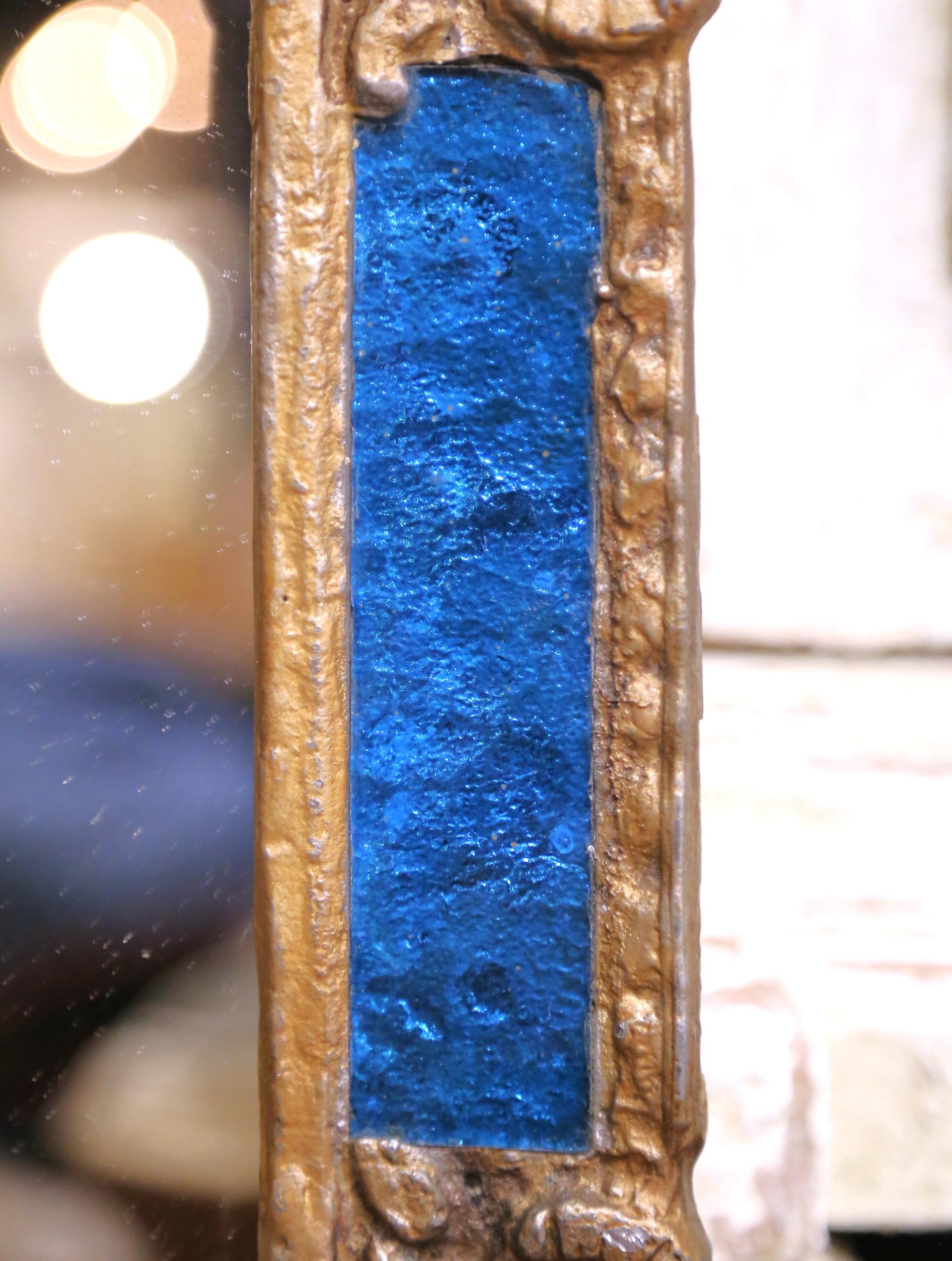 Kleiner spanischer Sonnenschliffspiegel aus vergoldetem Eisen des frühen 20. Jahrhunderts mit blauer Glasintarsie im Angebot 1