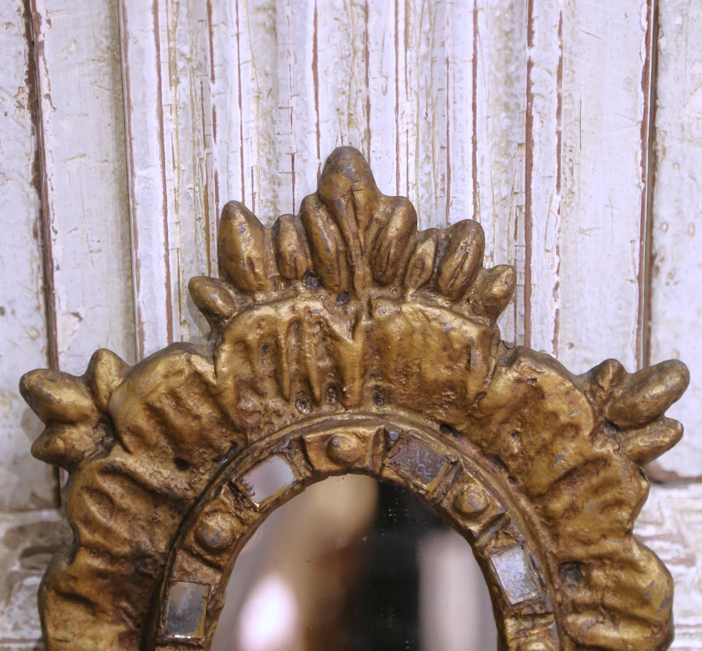 Français Petit miroir à soleil en fer doré espagnol du début du 20e C. avec insertion de miroir en vente