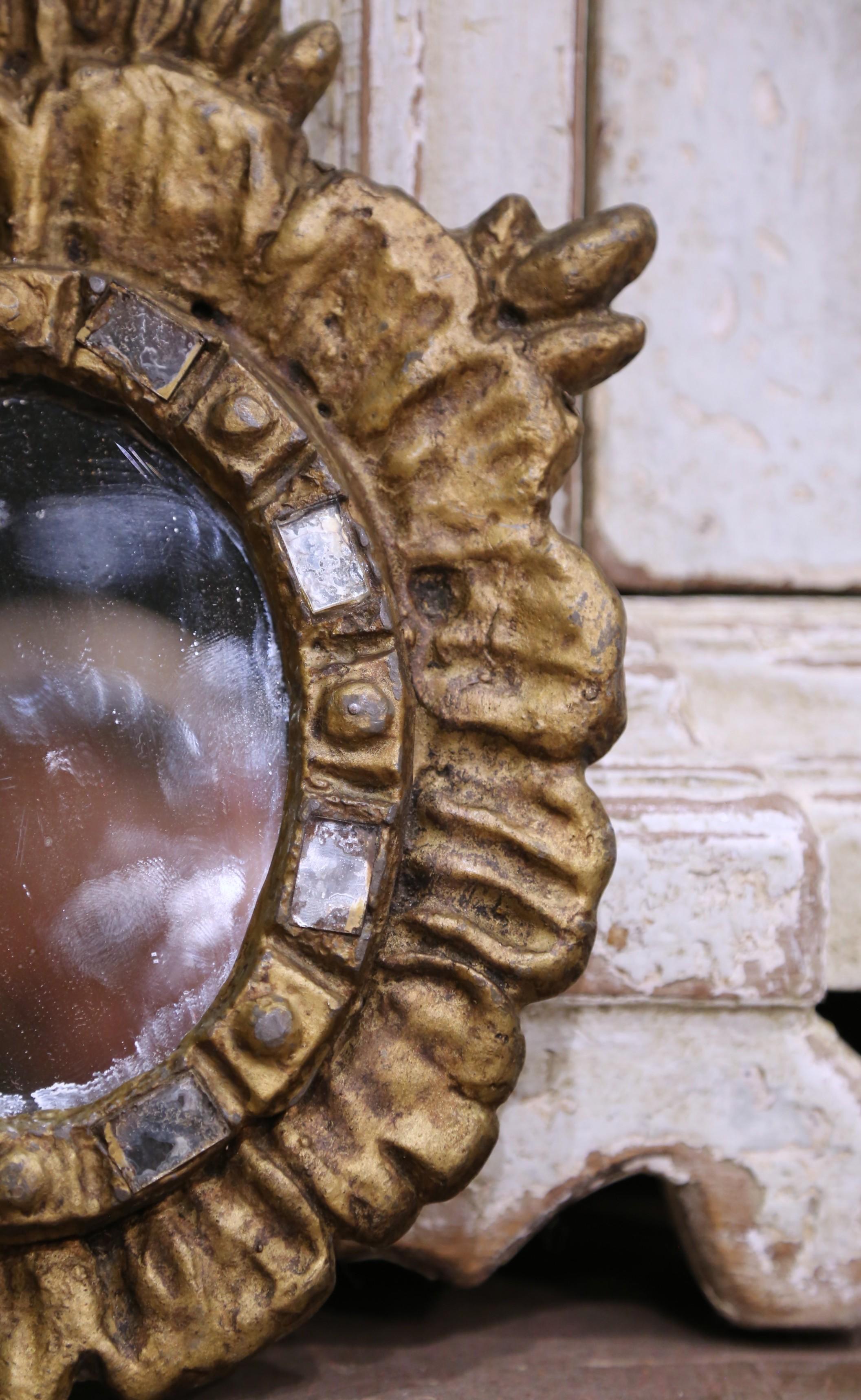 Sculpté à la main Petit miroir à soleil en fer doré espagnol du début du 20e C. avec insertion de miroir en vente