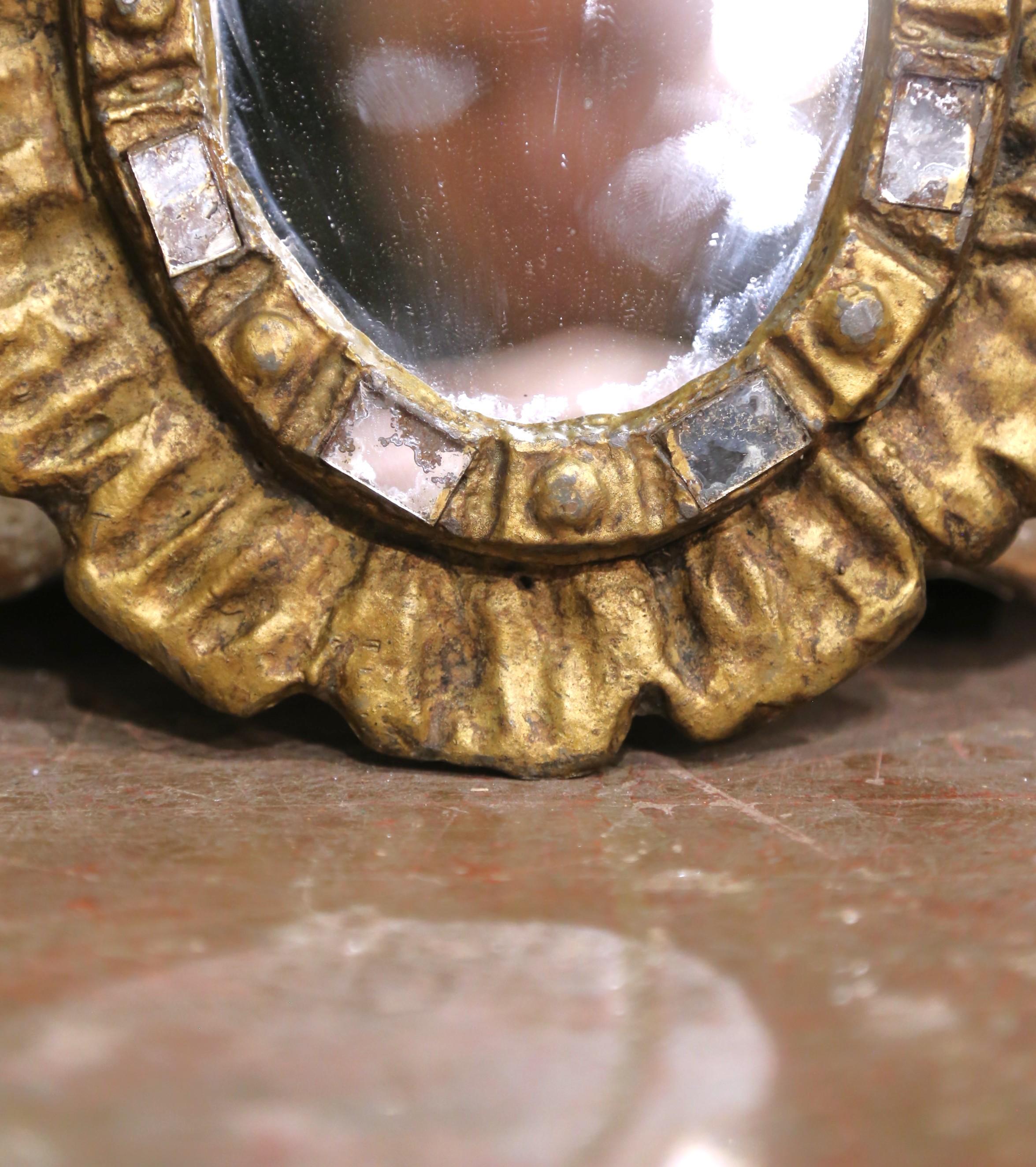 20ième siècle Petit miroir à soleil en fer doré espagnol du début du 20e C. avec insertion de miroir en vente