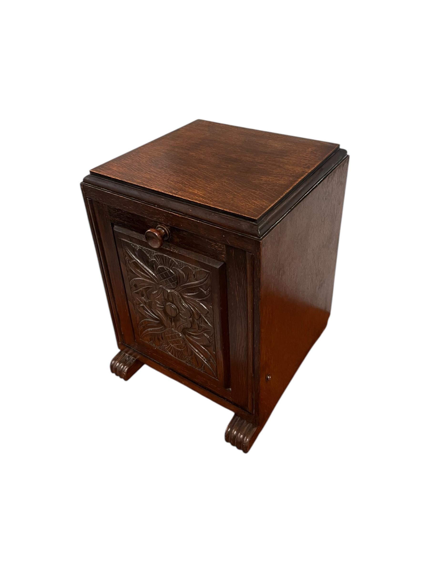 Pequeña mesa de centro o revistero inglés de principios del siglo XX Madera en venta