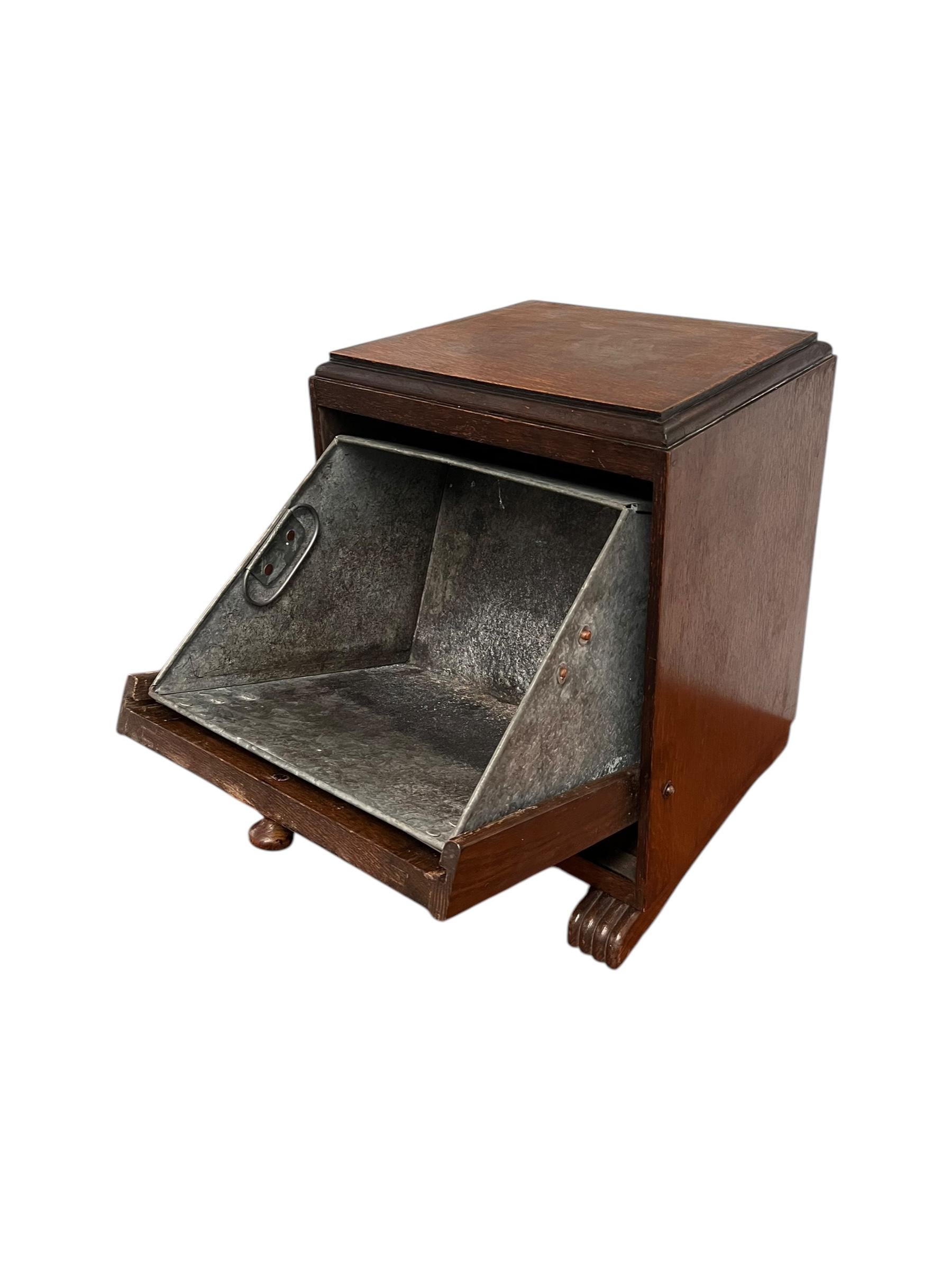 Pequeña mesa de centro o revistero inglés de principios del siglo XX en venta 2